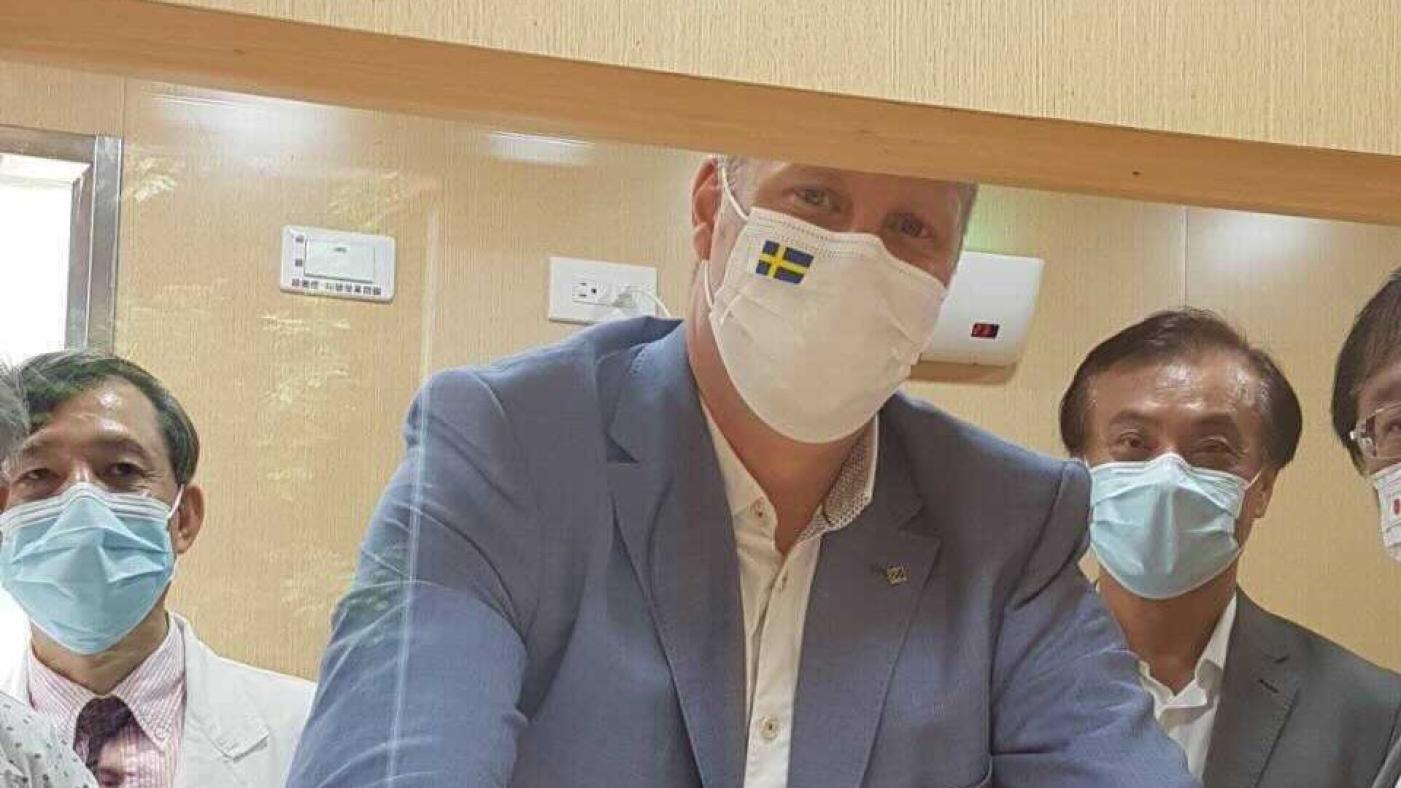 蘇嘉全瑞典籍女婿喬洛濱(左2)疑似酒後和計程車司機爆發衝突。翻攝VANA臉書