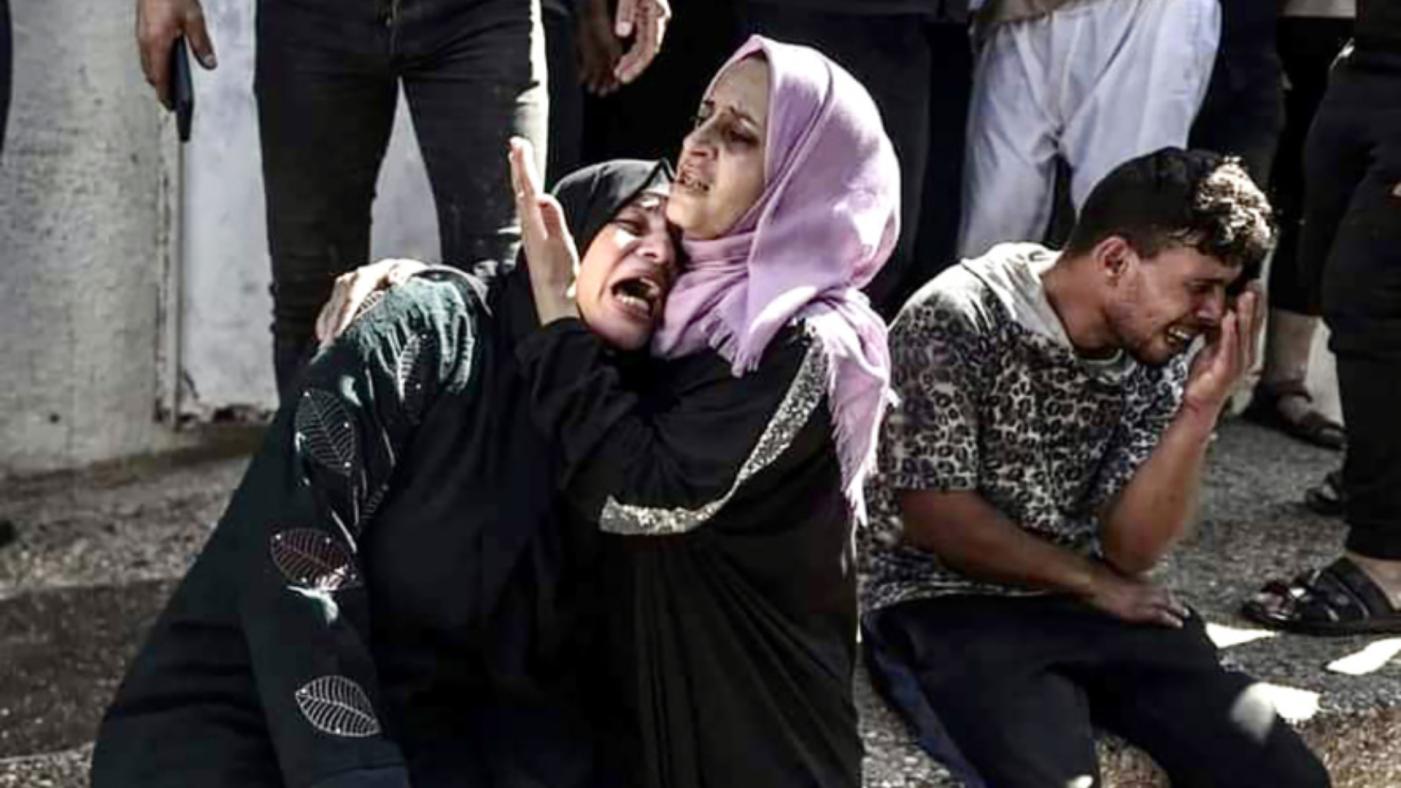 以色列軍方連日空襲加薩走廊，當地許多居民因空襲 喪生，痛失家人。 巴勒斯坦青年米克達提供