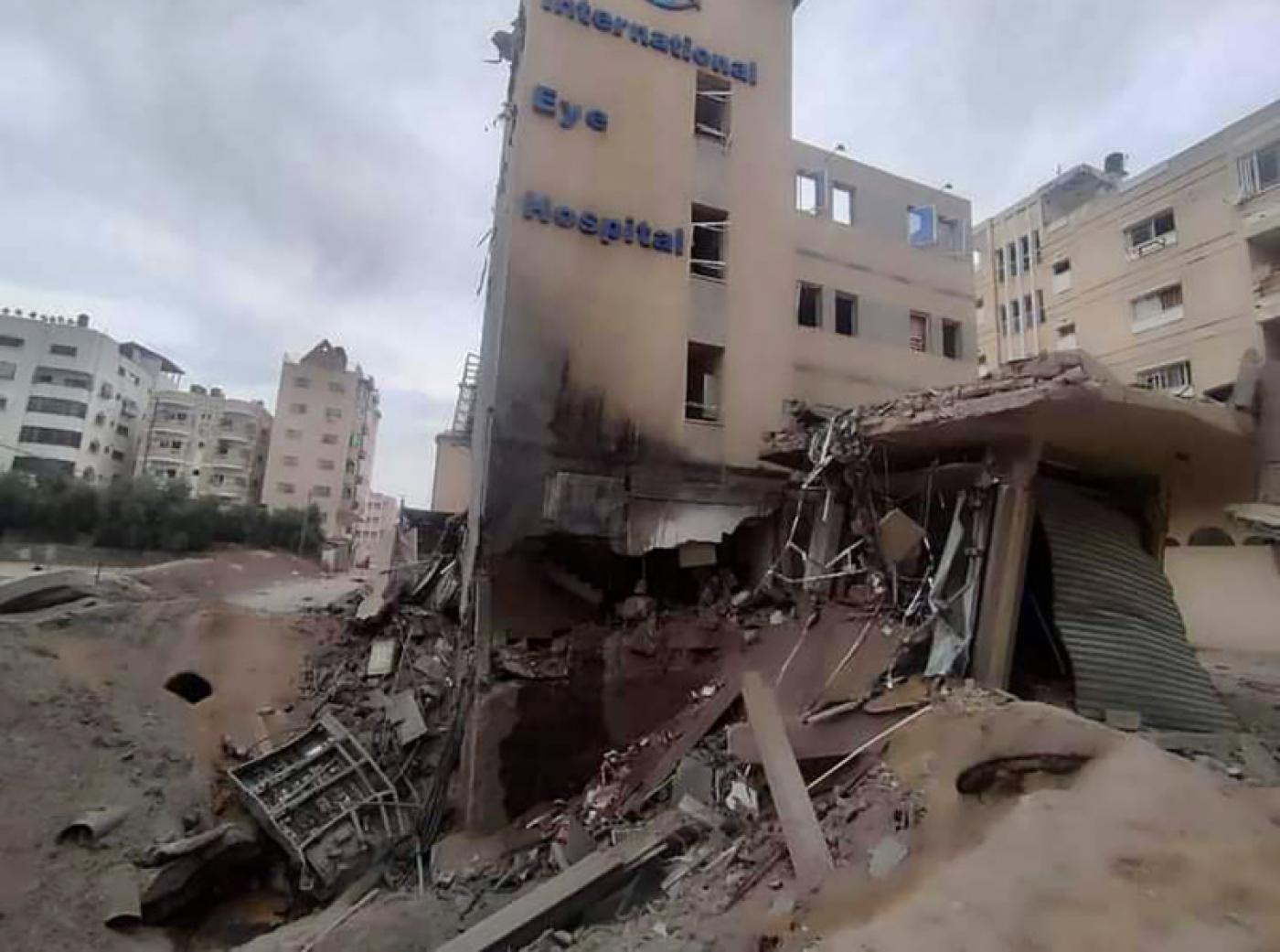 加薩走廊納薩爾區附近的眼科醫院大 樓遭到轟炸的慘況。中央社