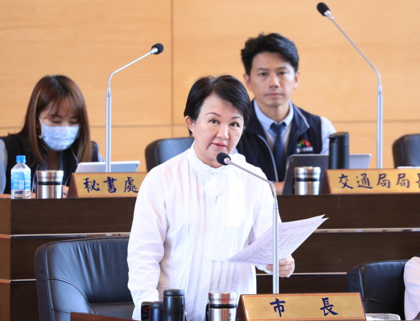 台中市長盧秀燕16日在市議會表示，有人卡中捷藍線多年。中央社