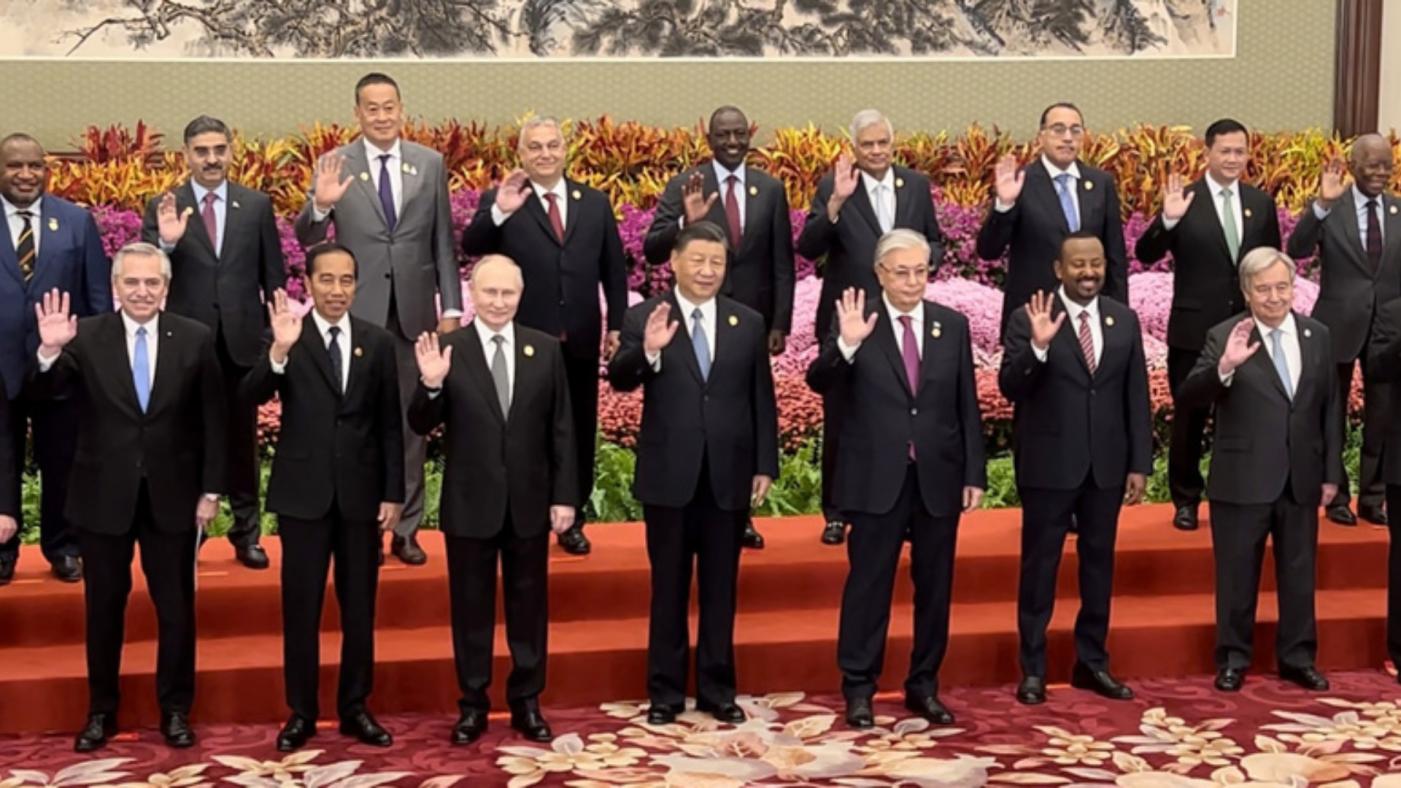 第三屆「一帶一路」國際合作高峰論壇18日開幕式前，中國國家主席習近平（左4）與前來的外國領導人一同拍照留影，俄羅斯總統普丁在習近平右邊。中央社