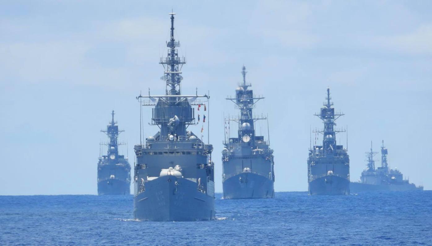 中共大批軍艦首度近逼台灣24浬，海軍派遣軍艦全程攔截與監控。圖為海軍紀德級軍艦過去編隊航行情形。資料照片