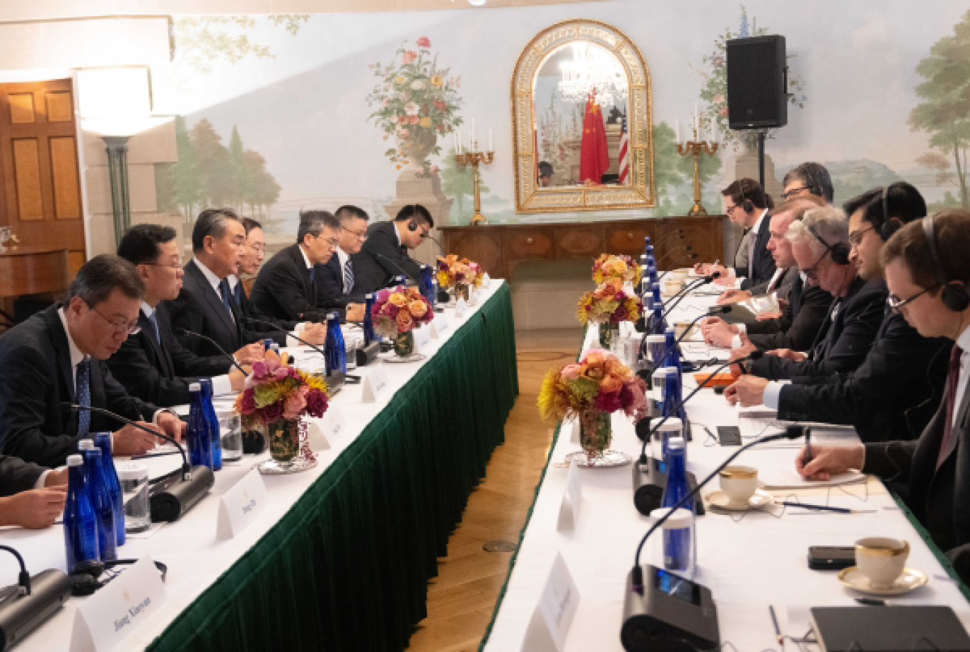 中共中央政治局委員、中央外辦主任王毅（左排３）在華盛頓會見美國國家安全顧問蘇利文（Jake Sullivan）。翻攝中國外交部網站