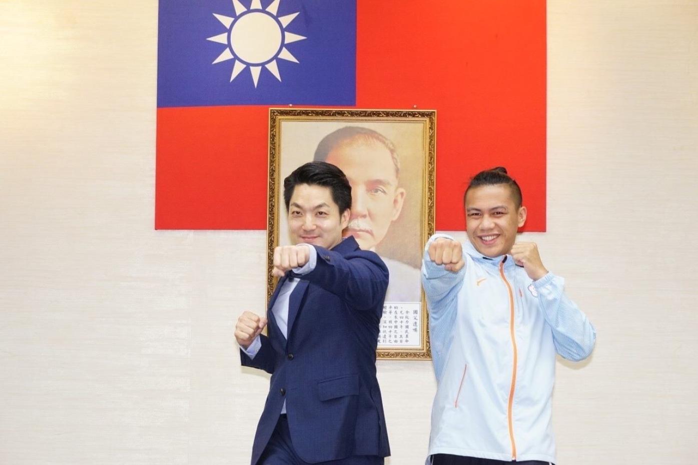 民眾不滿交管向蔡英文總統車隊比中指遭員警訓斥，台北市長蔣萬安(左)表示市政會議將討論執法爭議案件，圖為蔣萬安今表揚亞運奪牌選手。台北市政府提供