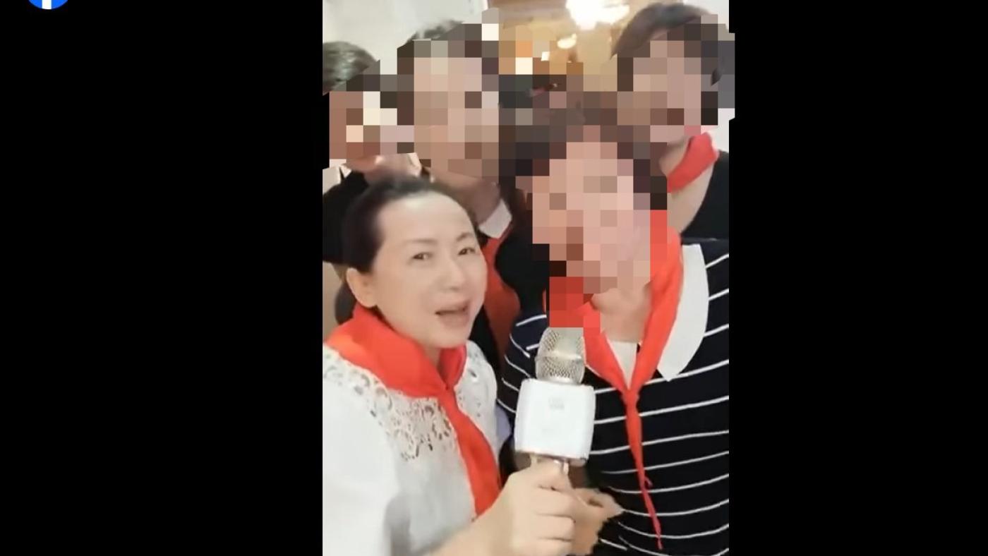 台灣新住民發展協會名譽理事長徐春鶯(左下)和陸配戴紅領巾高唱《我愛北京天安門》的影片被流出。翻攝政論粉專「再一步」臉書頁面