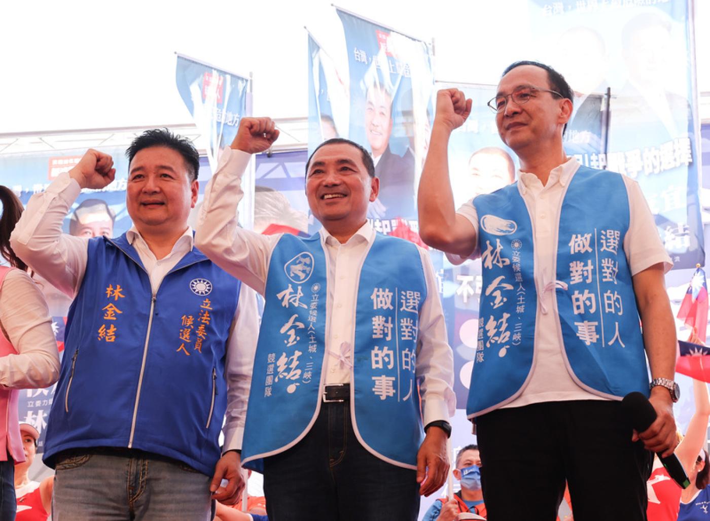 國民黨主席朱立倫(右)、總統參選人侯友宜(中)參加立委參選人林金結(左)造勢活動。中央社