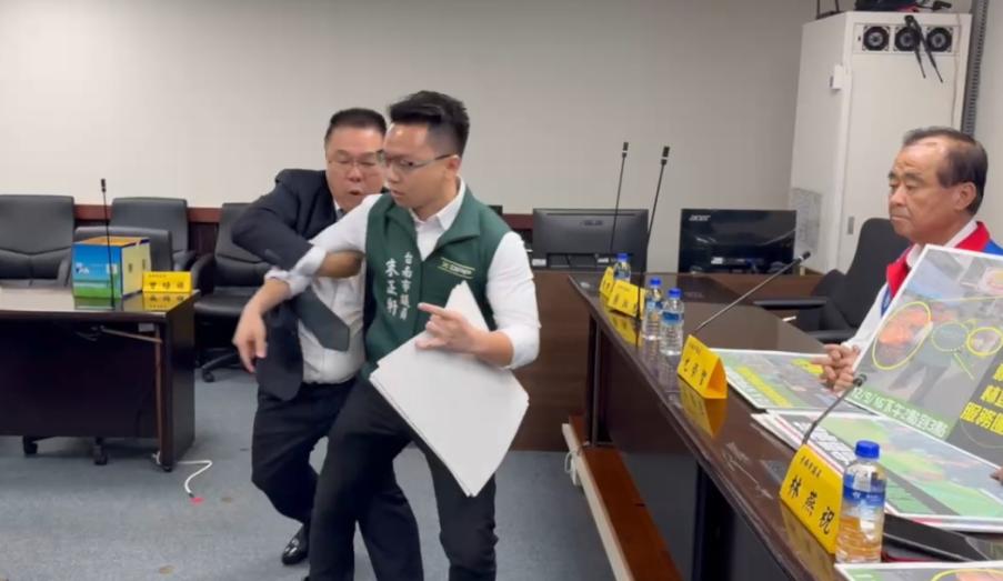 台南市議會爆發推擠衝突！藍控林宜瑾涉賄選　綠反指為移轉黑金暴力