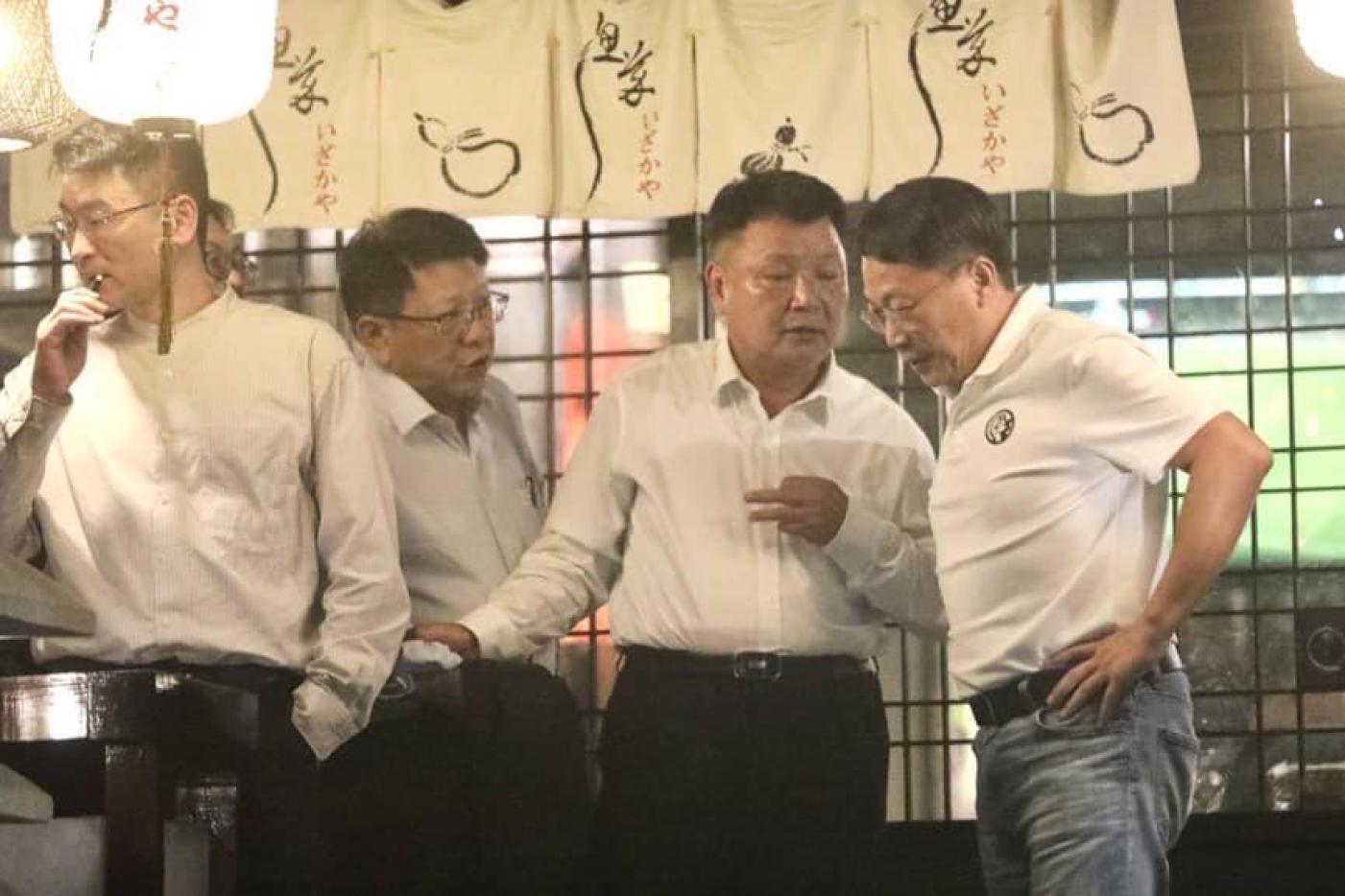 梁文傑（左1）遭爆料在一場聚會上吸食加熱菸。翻攝陳琬惠臉書
