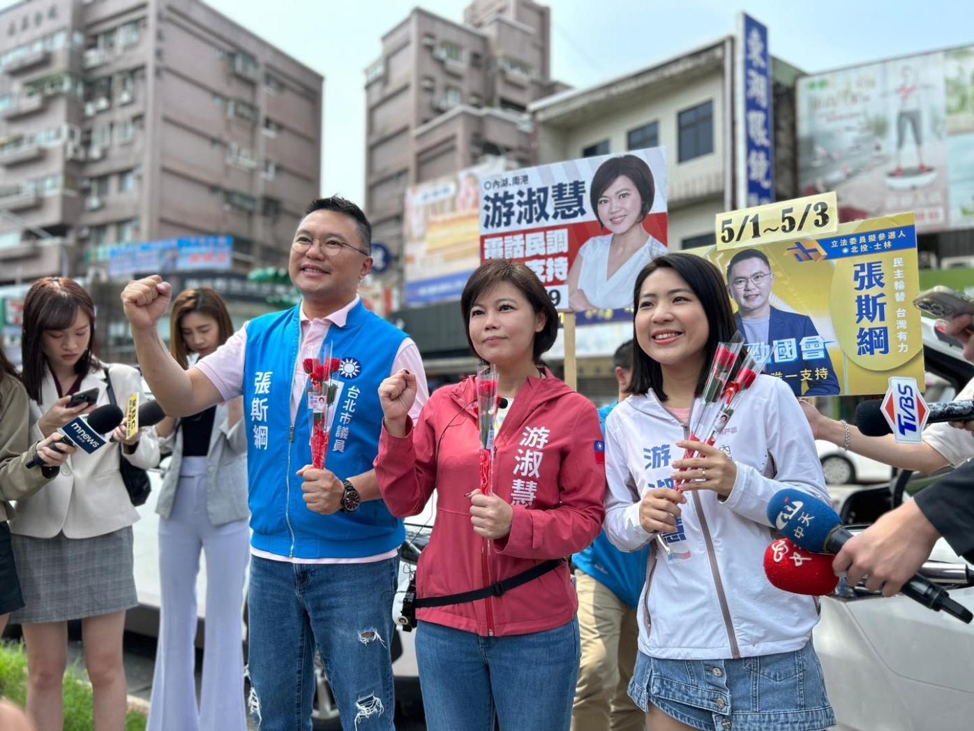 台北市議員張斯綱(左)、徐巧芯(右)表示民進黨立委賴惠員論文抄襲有新事證。翻攝張斯綱臉書