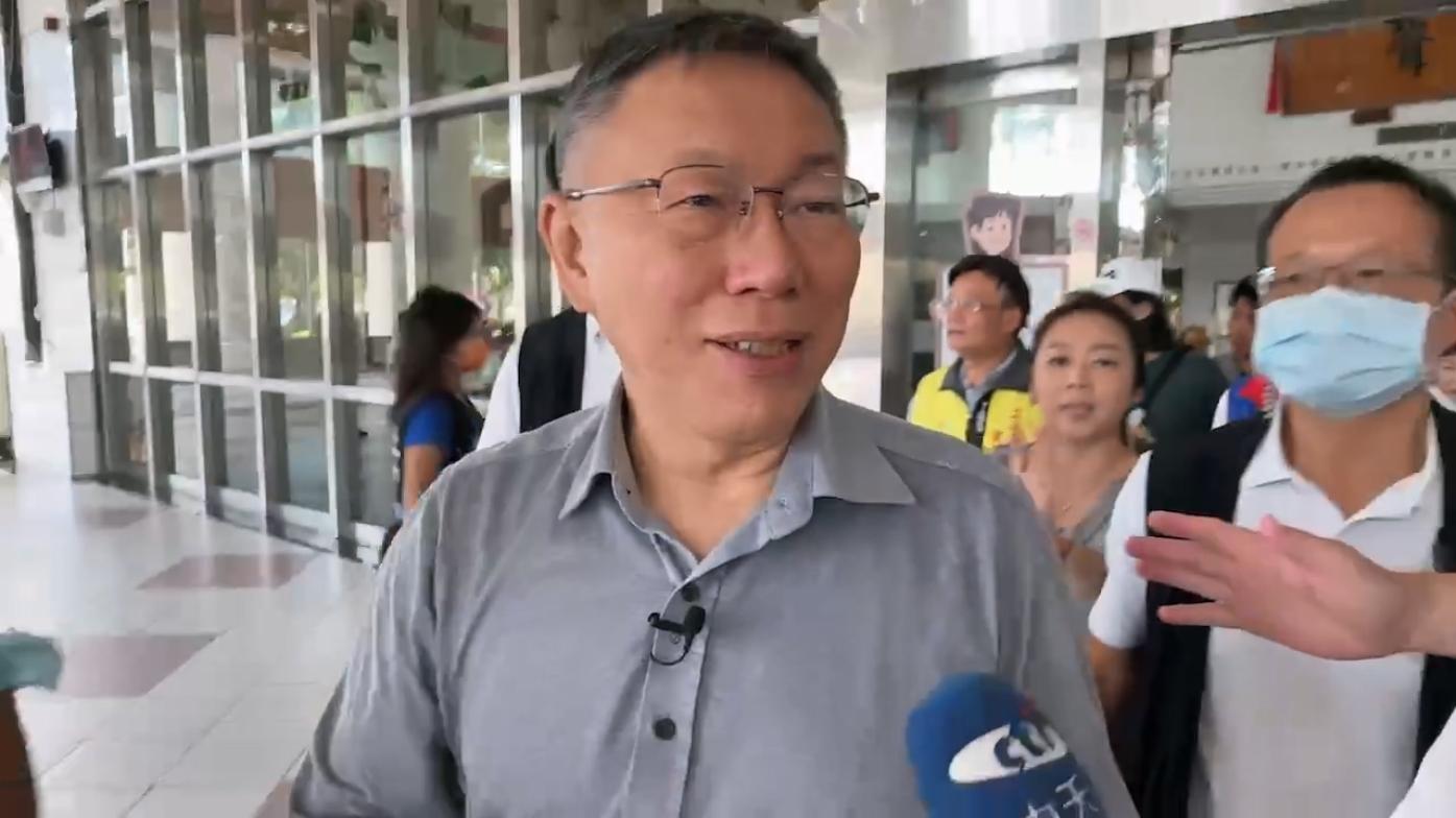 民眾黨主席柯文哲拜會台南市議會無黨籍議員，表示會正式開記者會回應副手議題 。辛啓松攝