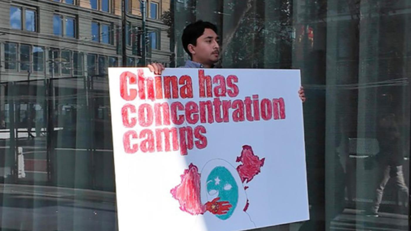 APEC領袖高峰會在美國舊金山登場，當地時間13日有民眾手持「China has concentration camps」（中國有集中營）標語牌，在傳為中國國家主席習近平下榻飯店的瑞吉酒店附近徘徊抗議。APEC台灣媒體團提供