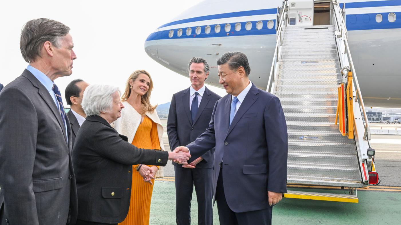 中國國家主席習近平（中）搭專機抵達美國舊金山，美國財政部長葉倫（白髮者）前來接機。翻攝@SpokespersonCHN 「X」社群平台