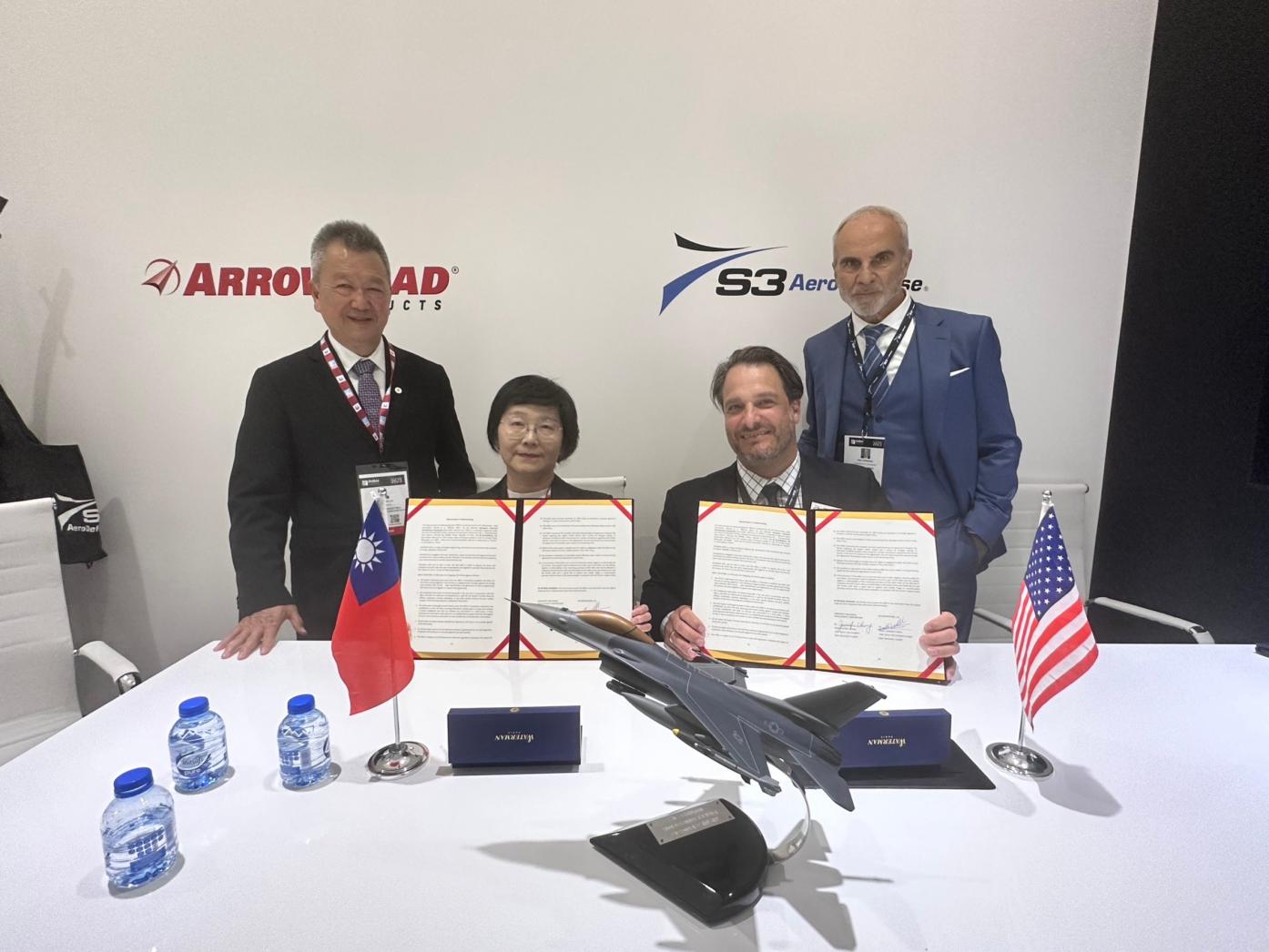 漢翔公司莊秀美副總經理（左二）與美國S3 AeroDefense銷售部門副總裁Sebastien Imbert（右二）代表雙方簽約，並由兩方董事長胡開宏（左一）與Eric Dermond（右一）親自見證。漢翔提供