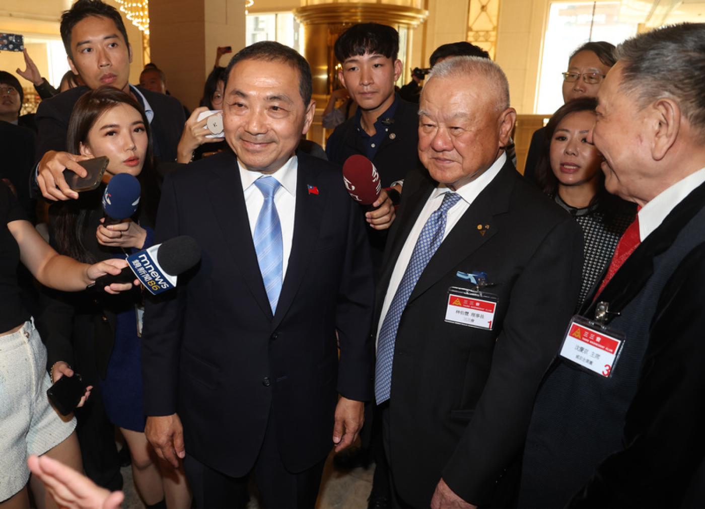 國民黨總統參選人侯友宜(左2)赴中華民國三三企業交流會舉辦的11月份交流會演講。中央社
