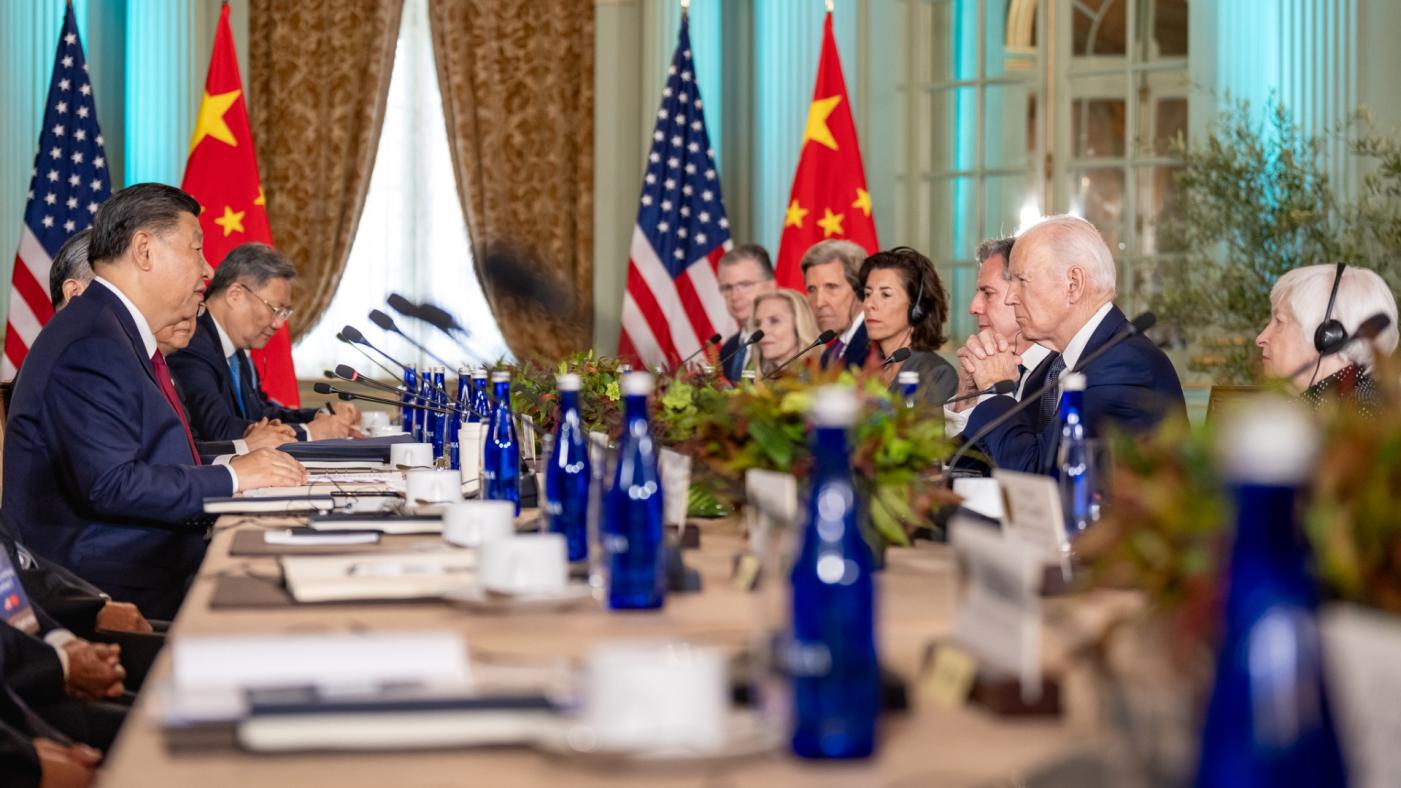 中國國家主席習近平（左一）、美國總統拜登（右二）15日各自率領團隊進行討論。翻攝President Joe Biden臉書