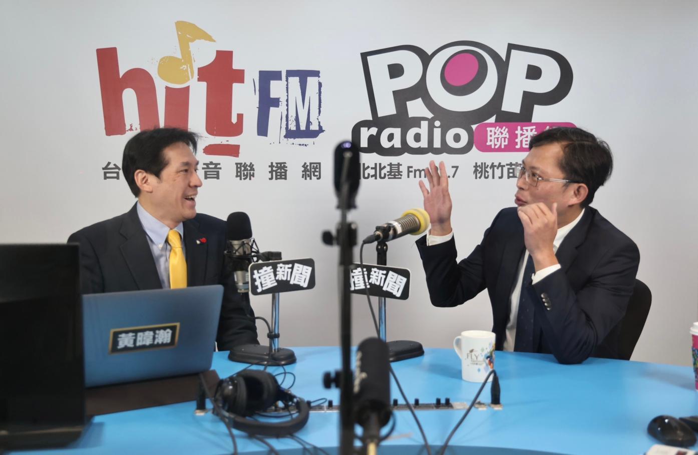 前立委黃國昌(右)表示自己加入民眾黨是希望台灣未來有能制衡兩大黨的力量。林啟弘攝