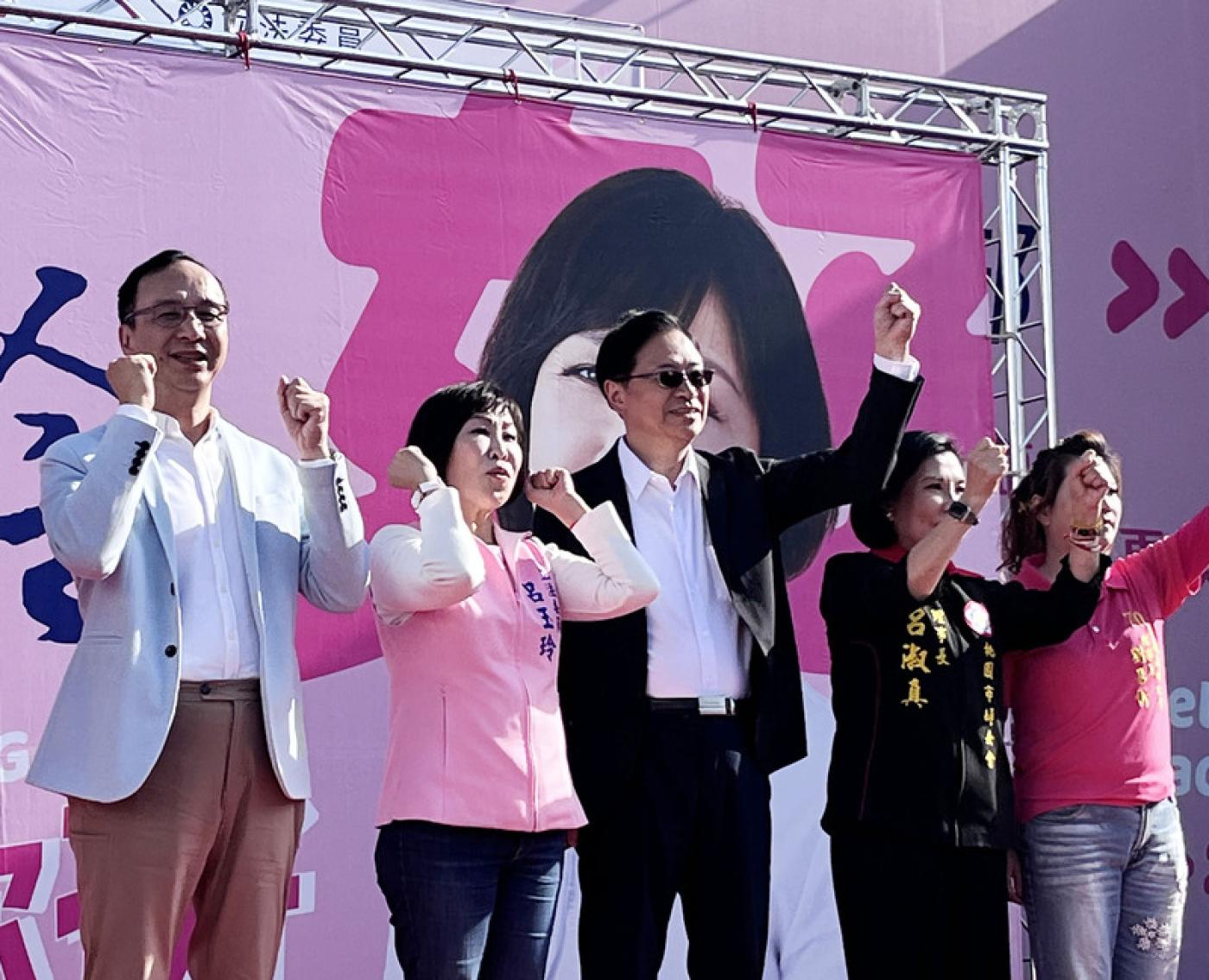國民黨主席朱立倫（左1）、桃園市長張善政（左3）17日出席立委參選人呂玉玲（左2）婦女後援會成立大會。 中央社