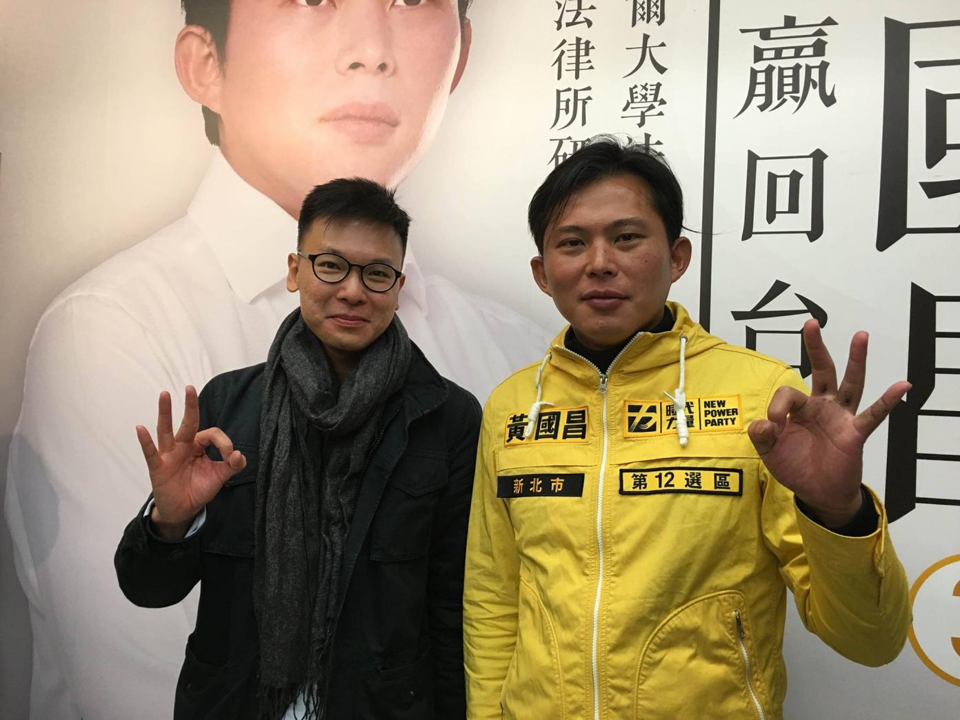 前立委黃國昌(右)退出時代力量後加入台灣民眾黨，民進黨前副秘書長林飛帆(左)表示感到唏噓，圖為黃國昌過去競選立委時林飛帆替他站台的照片。翻攝黃國昌臉書