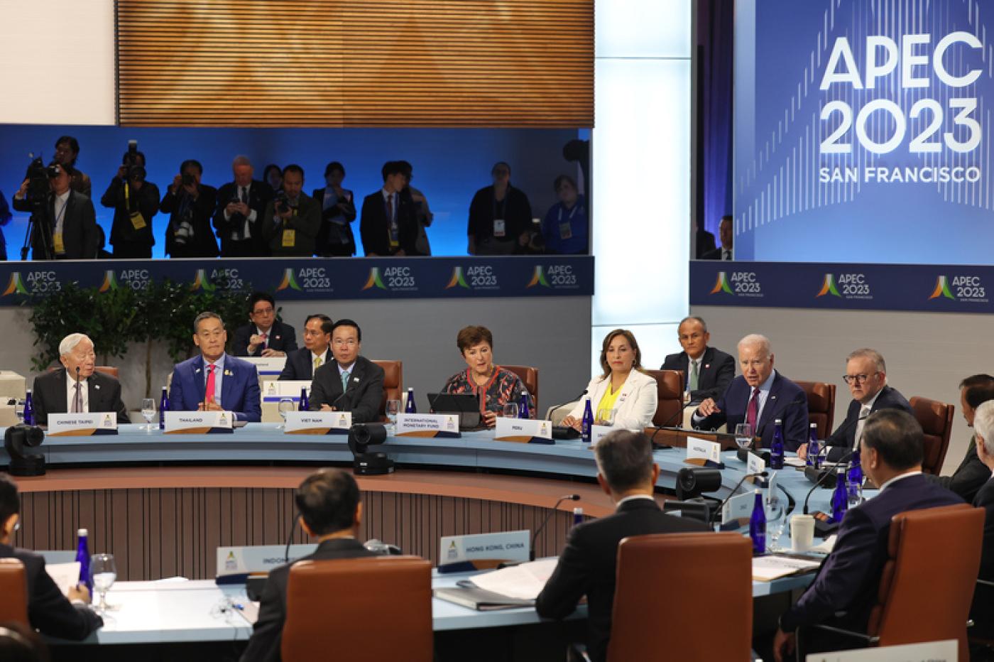 APEC經濟領袖閉門會議於美國舊金山當地時間17日 舉行，由美國總統拜登（Joe Biden）（前右2）主持，台灣領袖代表張忠謀（前左1）出席與會。中央社