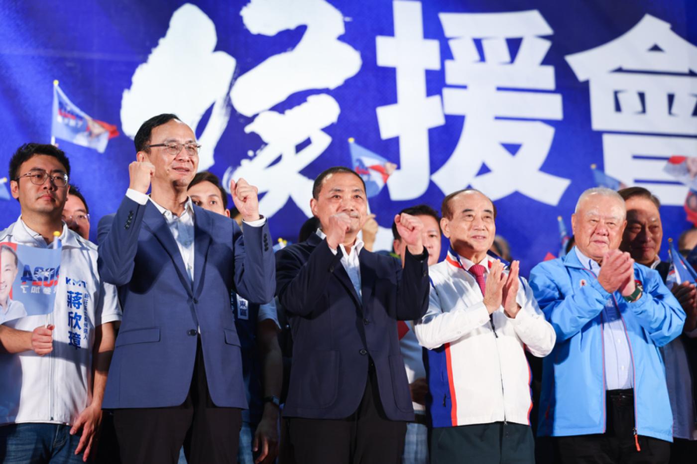 國民黨主席朱立倫(左2)及總統參選人侯友宜(左3)出席造勢活動。中央社