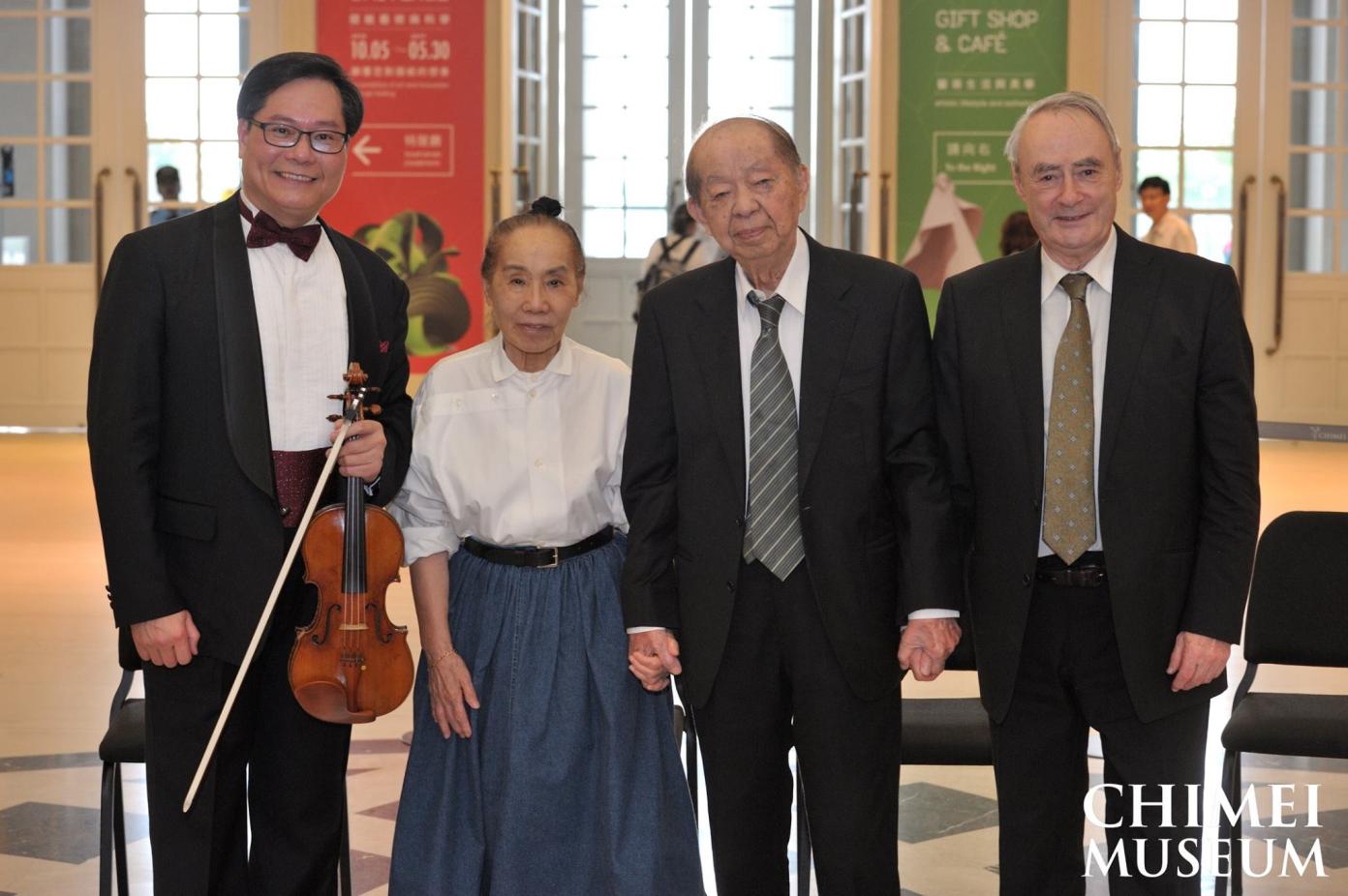 奇美集團創辦人許文龍（右二）今天病逝，享耆壽95歲。圖為許文龍與妻子廖秀蘭（左二）參加奇美音樂會。翻攝奇美博物館網站