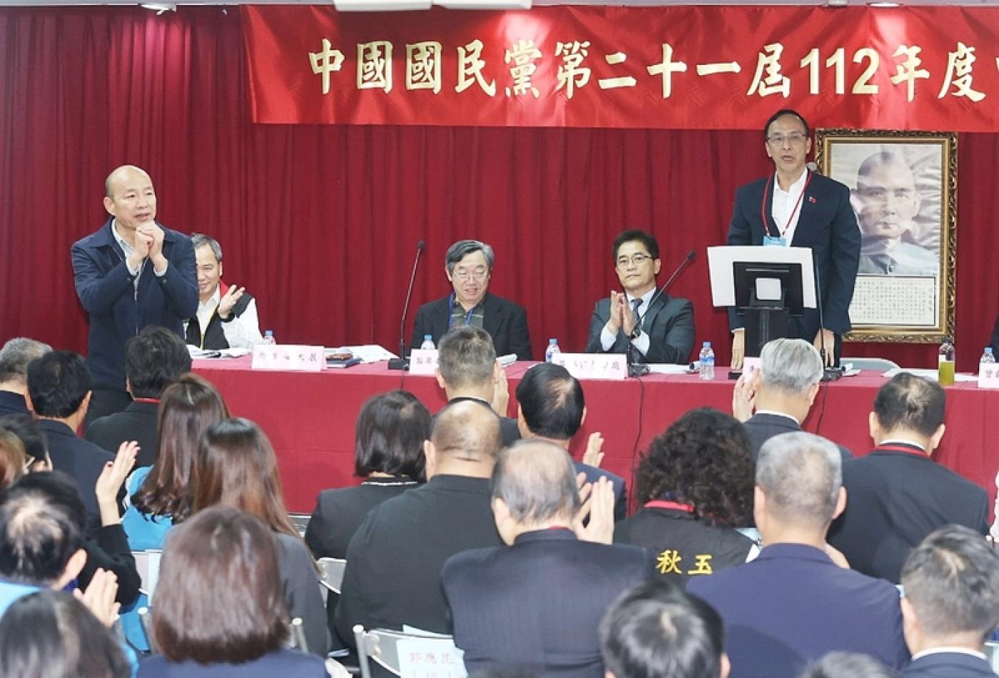 國民黨19舉行日中央委員會全體會議，通過韓國瑜（後左）列不分區立委名單第一。中央社