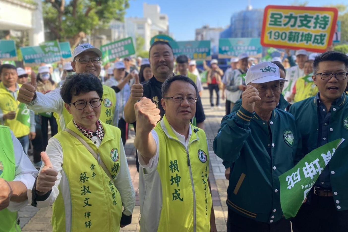 民進黨台東區域立委候選人賴坤成在200名支持者力挺下，前往登記參選。賴坤成競總提供