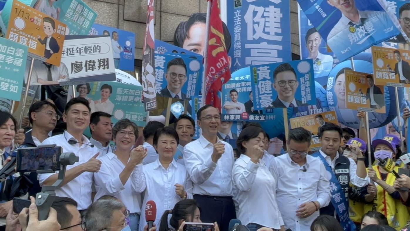 台中市長盧秀燕(左5)和國民黨主席朱立倫(左6)陪同藍白立委參選人登記。翻攝蔡壁如臉書