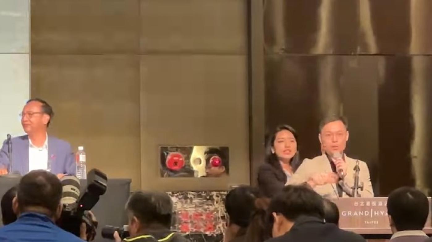 鴻海創辦人郭台銘競選發言人黃士修(右)公布22秒影片，指控國民黨發言人楊智伃對他的身體有不當接觸。翻攝黃士修臉書影片