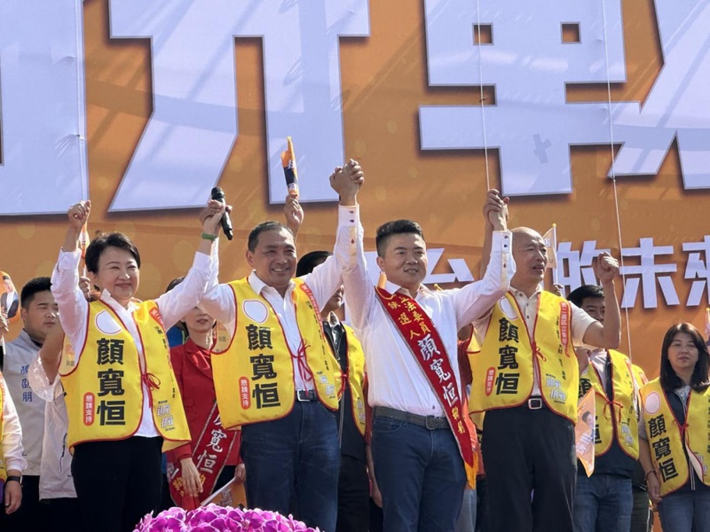 台中市長盧秀燕(左1)、國民黨總統參選人侯友宜(左2)等人替立委參選人顏寬恒(右2)站台。中央社