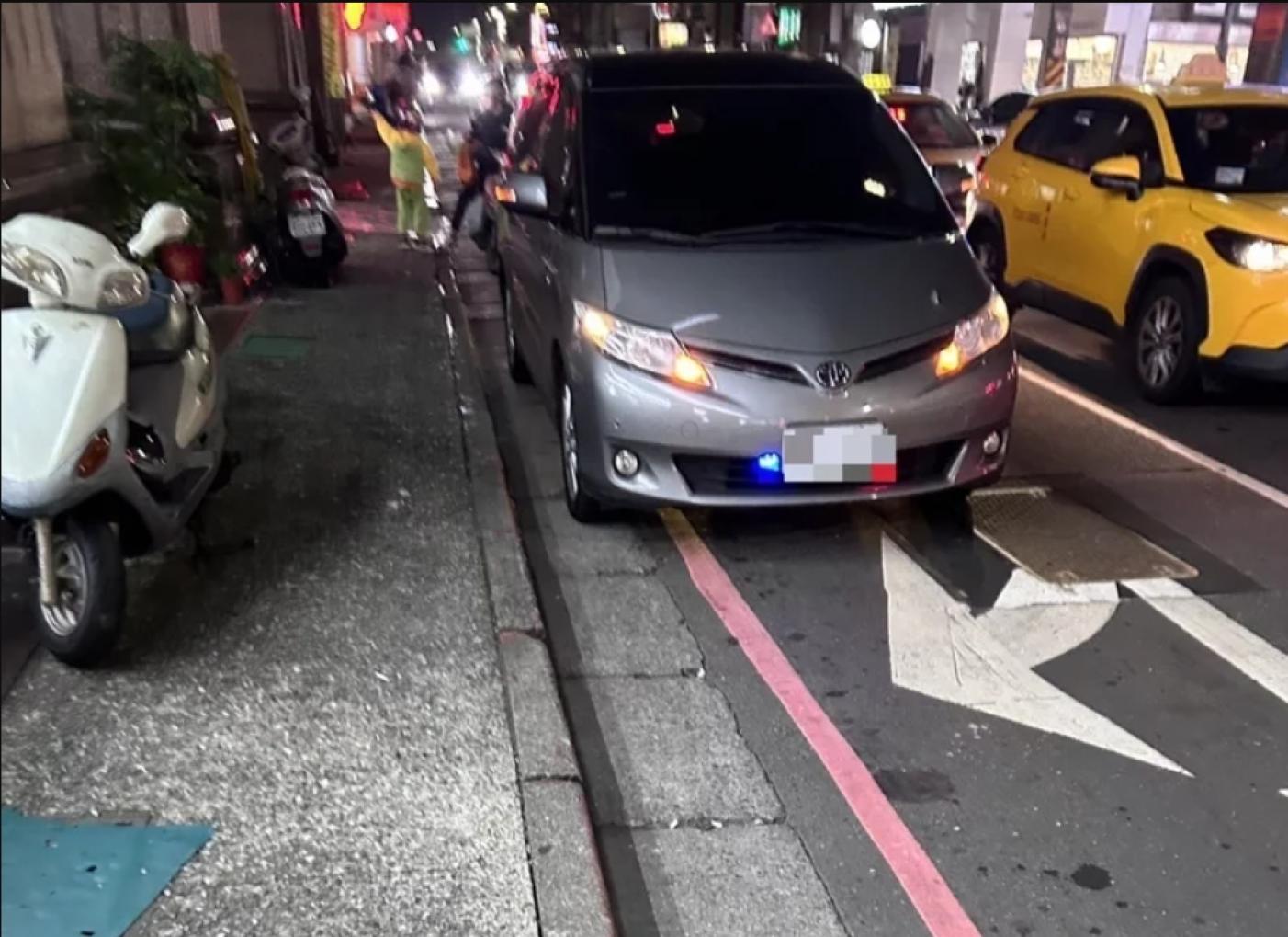 議員張之豪貼影片爆料，市長謝國樑座車違停紅線。張之豪提供