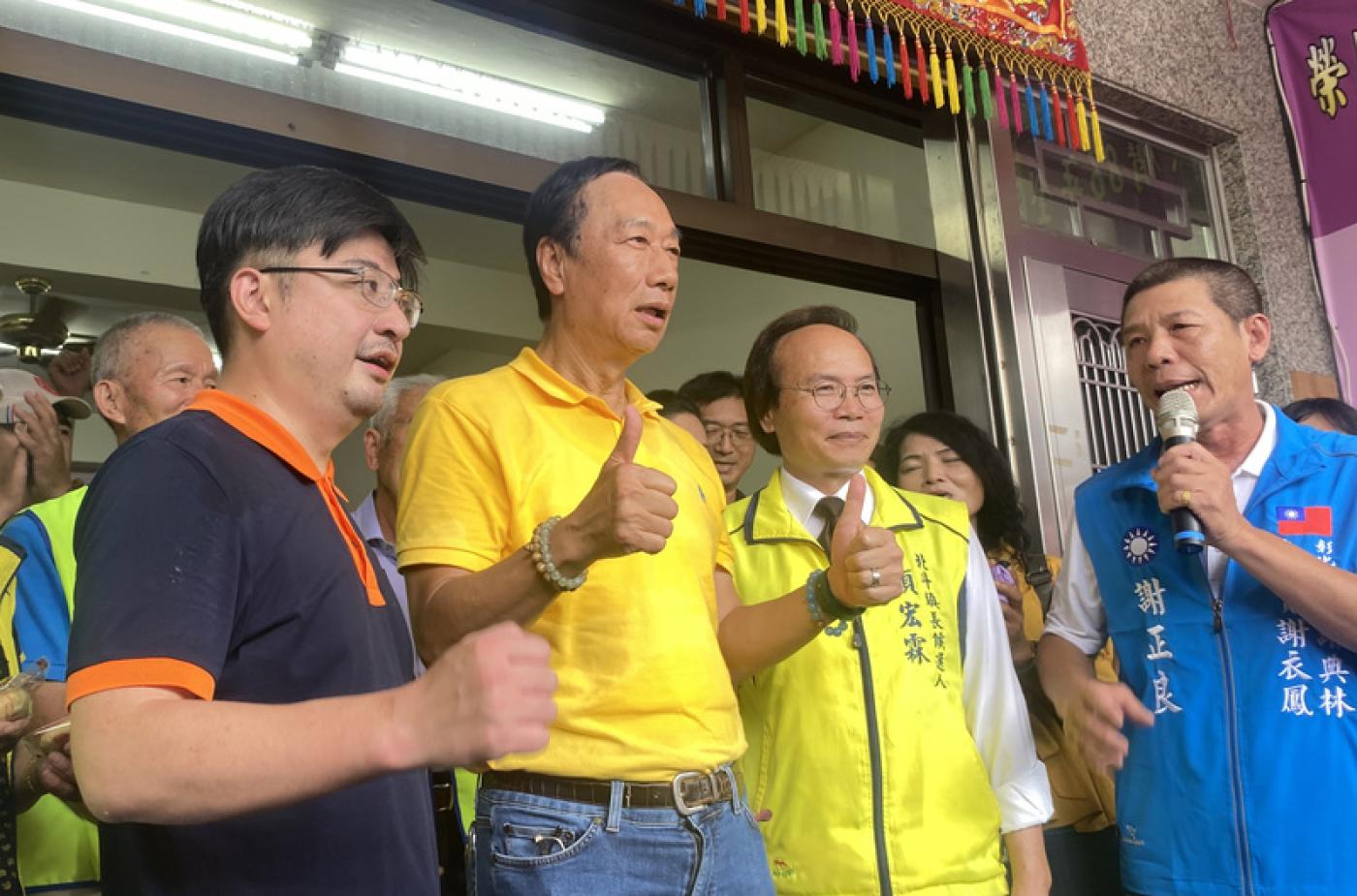 謝典林（左1）7月宣布退出國民黨，先前郭台銘（左2）到彰化拜票，他多次陪同。中央社