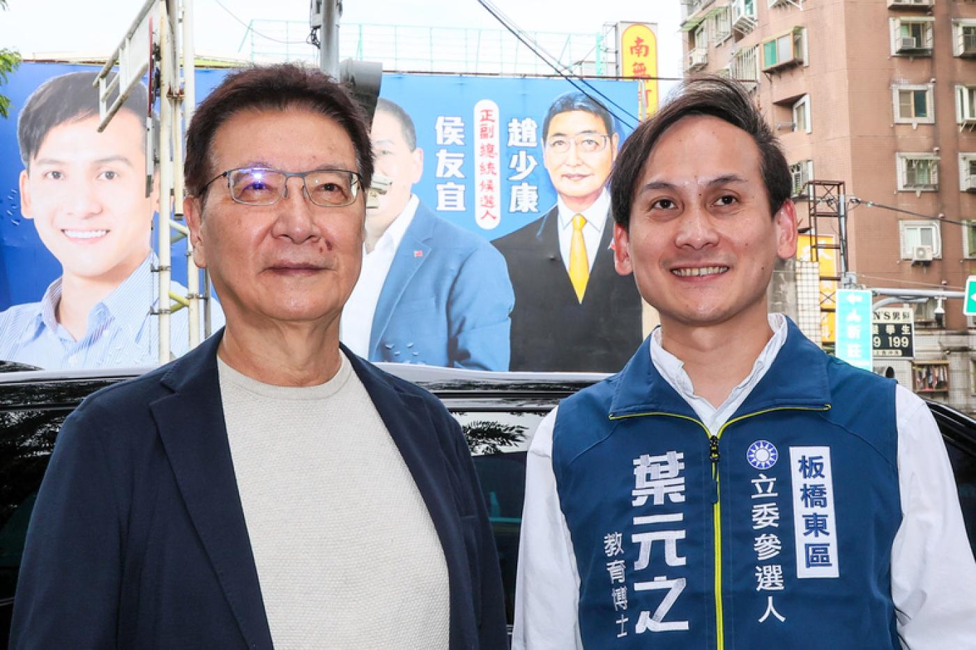 國民黨副總統參選人趙少康(左)今到立委參選人葉元之(右)找畫師手繪塗改的看板「驗收」。中央社