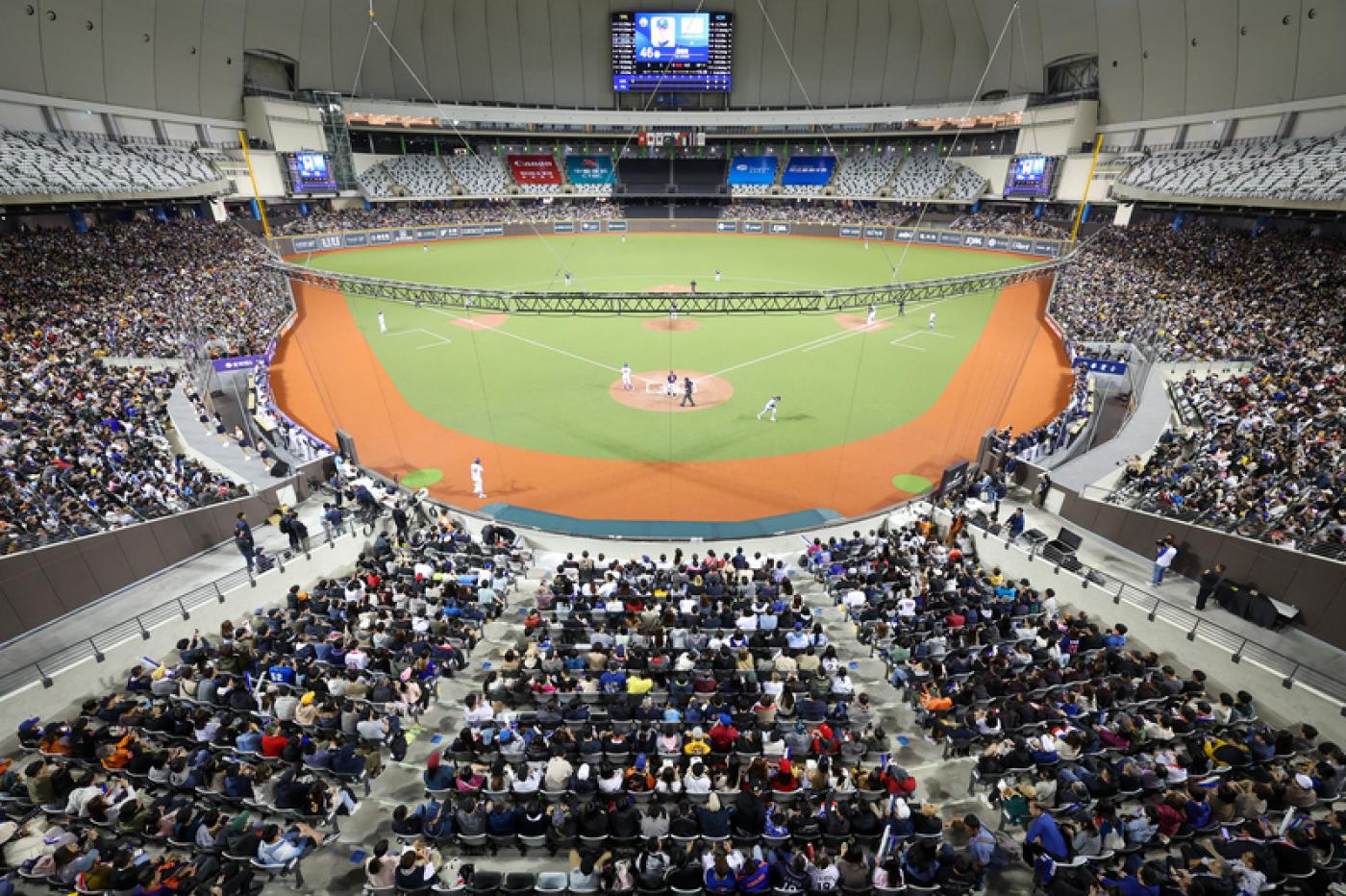2023亞洲棒球錦標賽3日在台北大巨蛋揭開序幕，首場由台灣對上勁敵韓國，現場湧入1.7萬名球迷觀賽。中央社