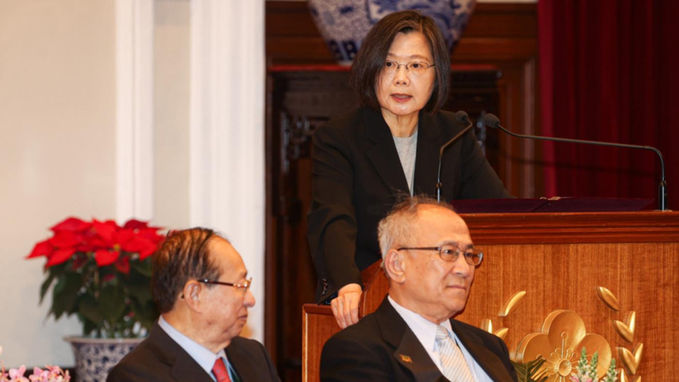 總統蔡英文（後右）在2023年「富比世」雜誌發布的「全球百大最有權勢女性」名單中，名列第30。圖為蔡英文6日在總統府接見「2023年北美各地台灣會館、台灣中心暨台灣協會回國訪問團」。中央社