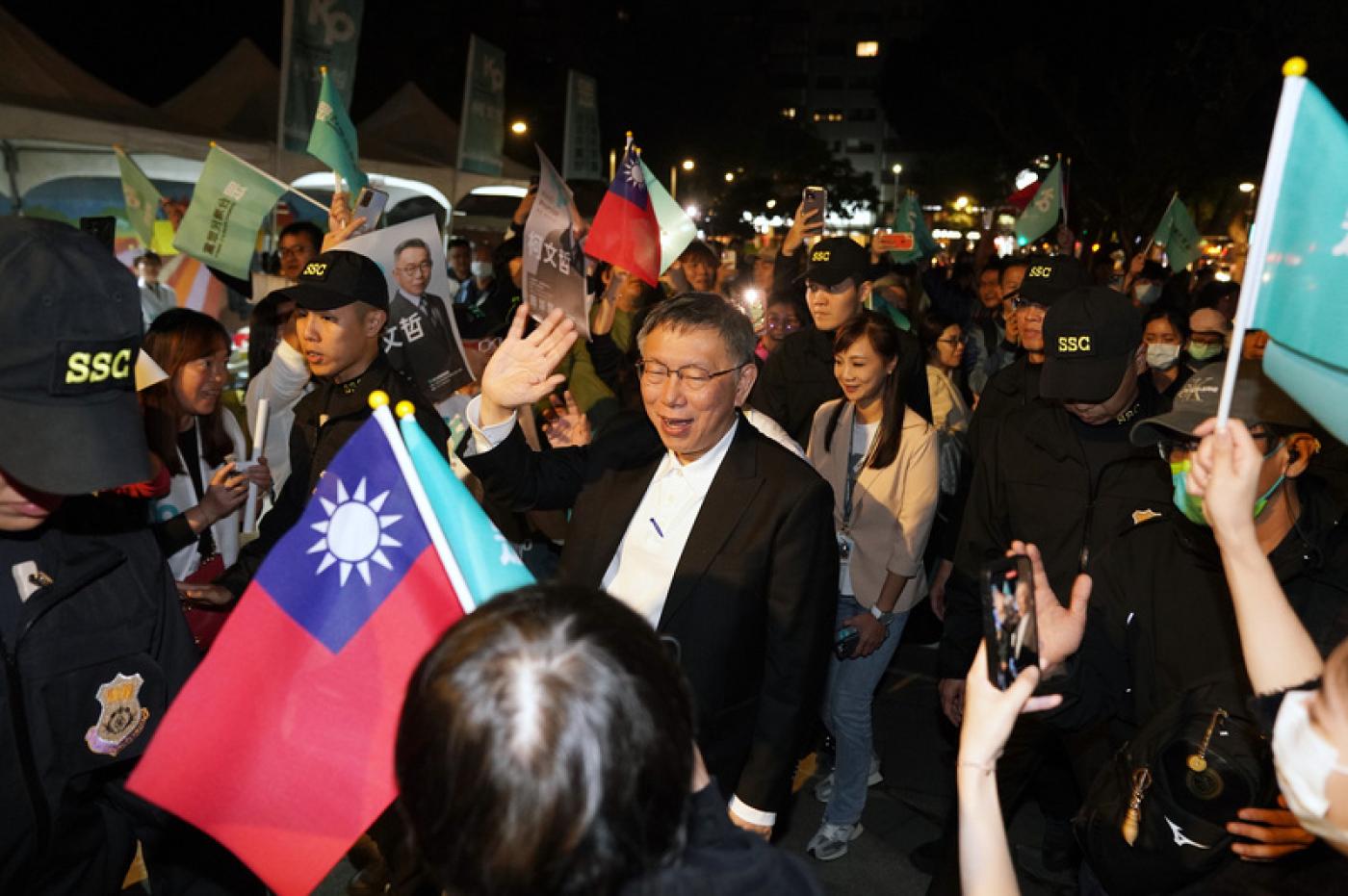 台灣民眾黨8日晚間在台北榮星花園舉辦「民眾開講」活動，黨籍總統參選人柯文哲（中）出席。中央社