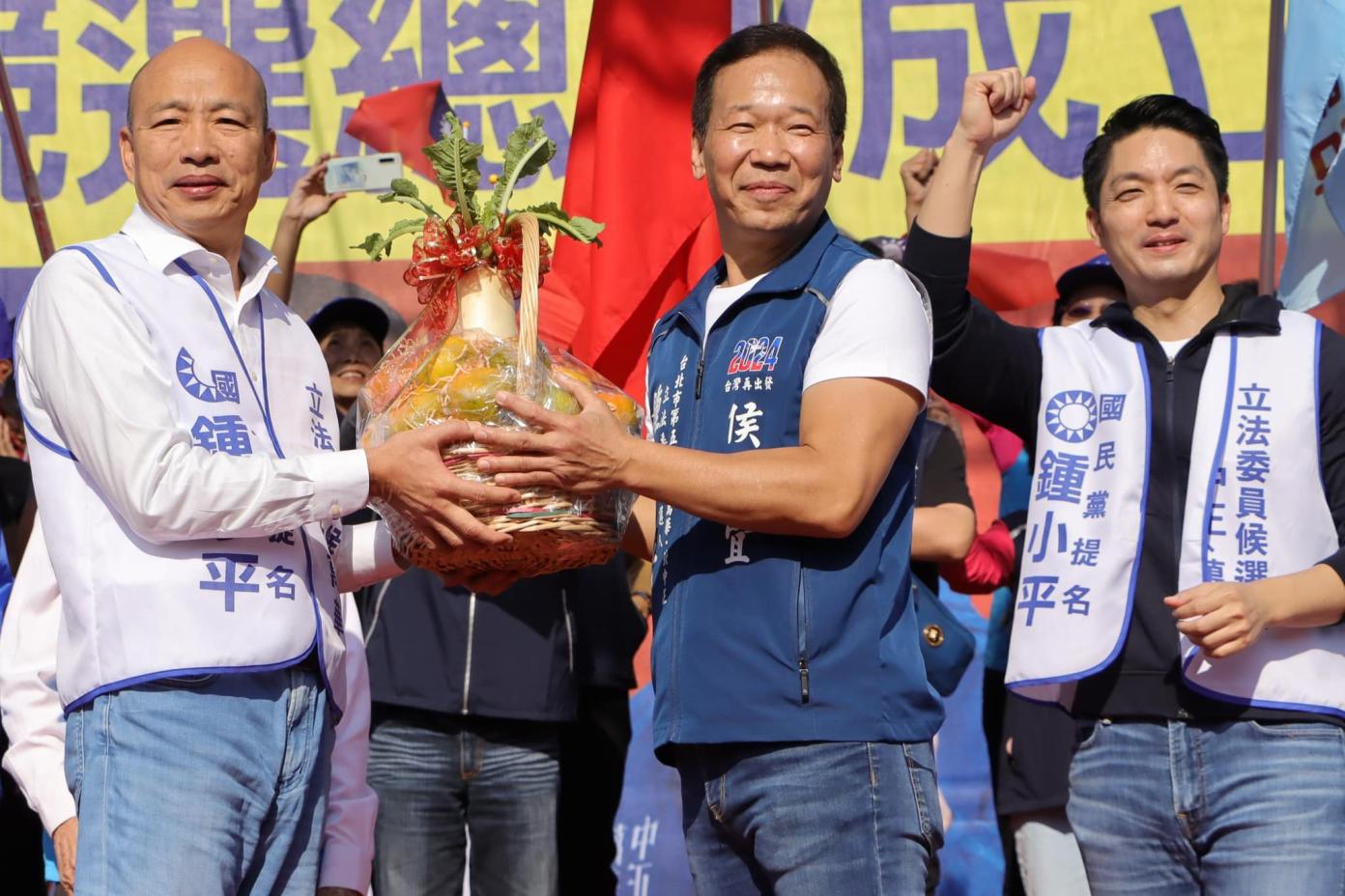 鍾小平（中）12日表示，目前所有民調都顯示他贏民進黨對手吳沛憶2到7個百分點。翻攝鍾小平臉書