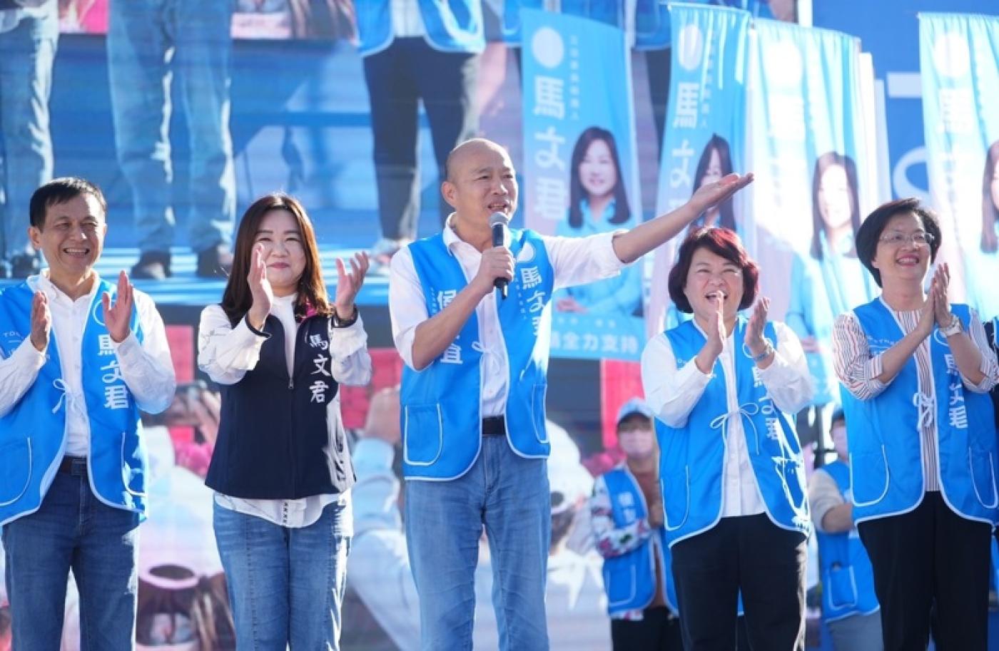 韓國瑜（前中）10日到南投力挺黨籍立委候選人馬文君。讀者提供