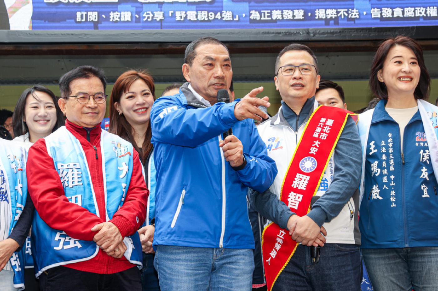 侯友宜（右3）16日上午出席同黨籍台北市立委參選人羅智強（右2）競選總部成立大會。中央社