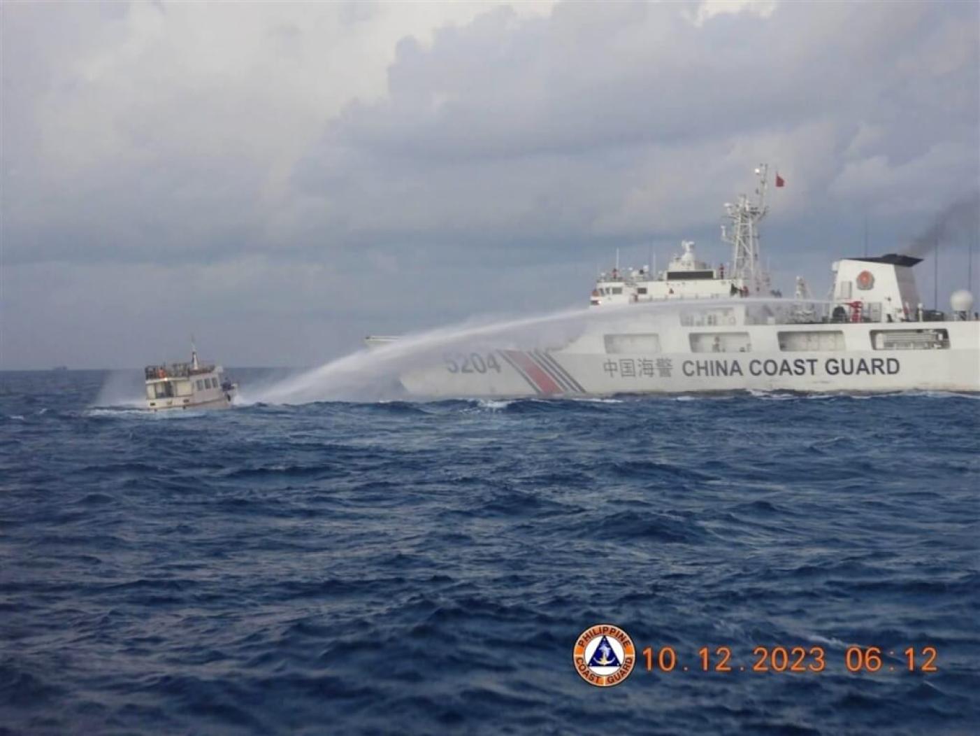馬尼拉當局10日指控，中國海警向菲方赴仁愛暗沙補給的2艘船隻及海巡隊巡邏艇發射高壓水柱，導致一艘補給船嚴重受損。菲律賓防長鐵歐多洛說，北京正試圖「把南海變成中國的一個湖泊」。菲律賓海巡隊提供