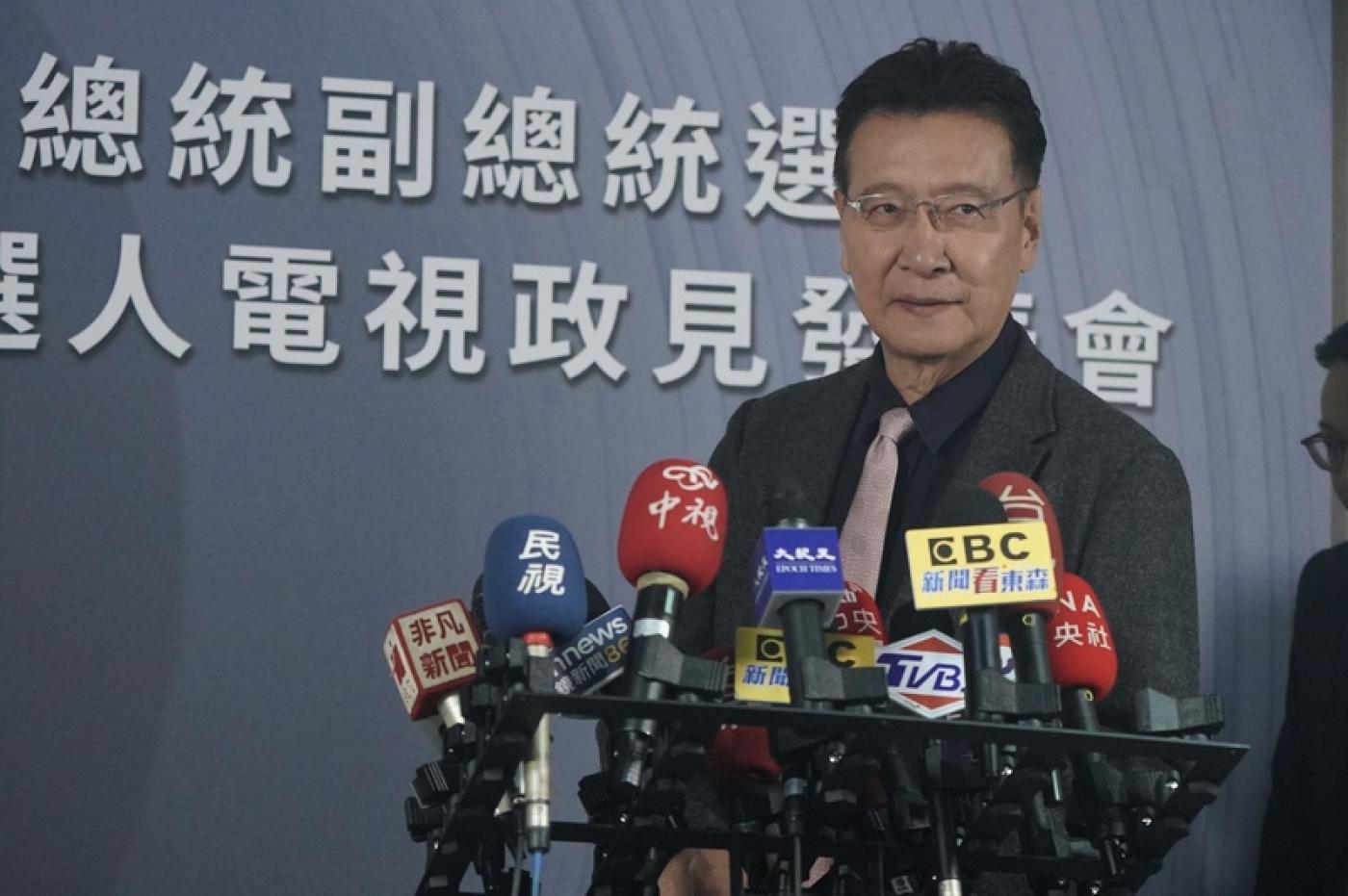 趙少康22日參加電視政見發表會，結束後前往記者會現場回答媒體提問。中央社