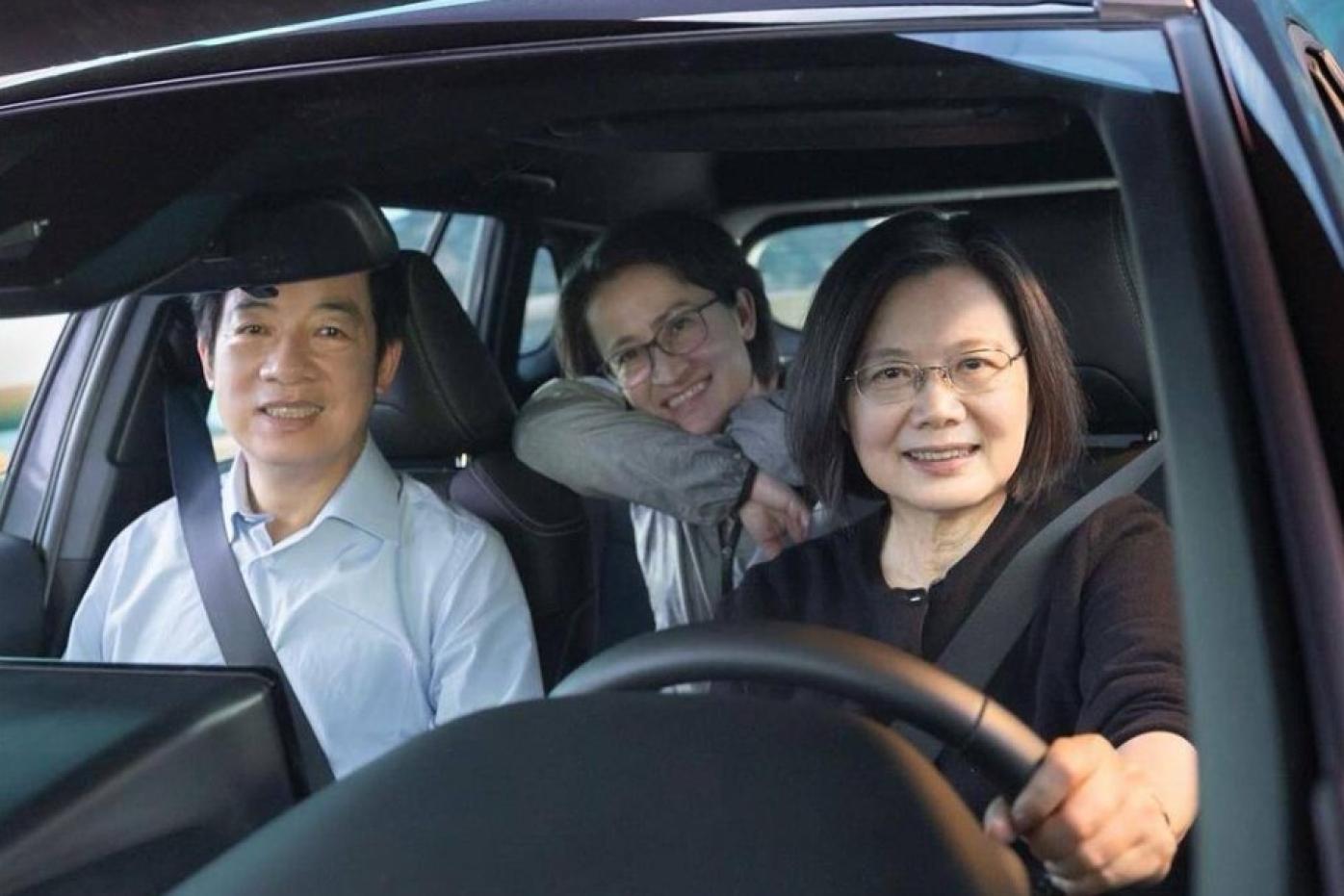 蔡英文、賴清德、蕭美琴分別在社群平台貼出合體開車照。翻攝IG「tsai_ingwen」