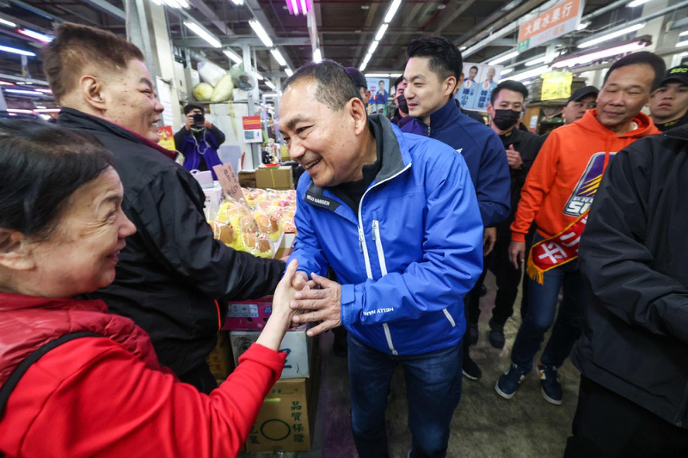 台北市長蔣萬安（後中）4日清晨陪同國民黨總統候選人侯友宜（前中）前往台北農產公司批發市場拜票。中央社
