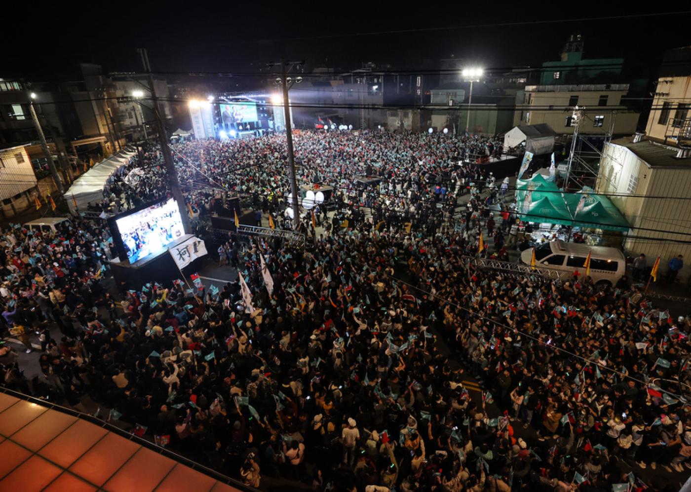 選前超級星期六，柯文哲6日晚間在台中大里振坤宮廣場舉行「台中Team KP造勢大會」，現場湧入大批支持者，熱情為柯文哲加油打氣。 中央社