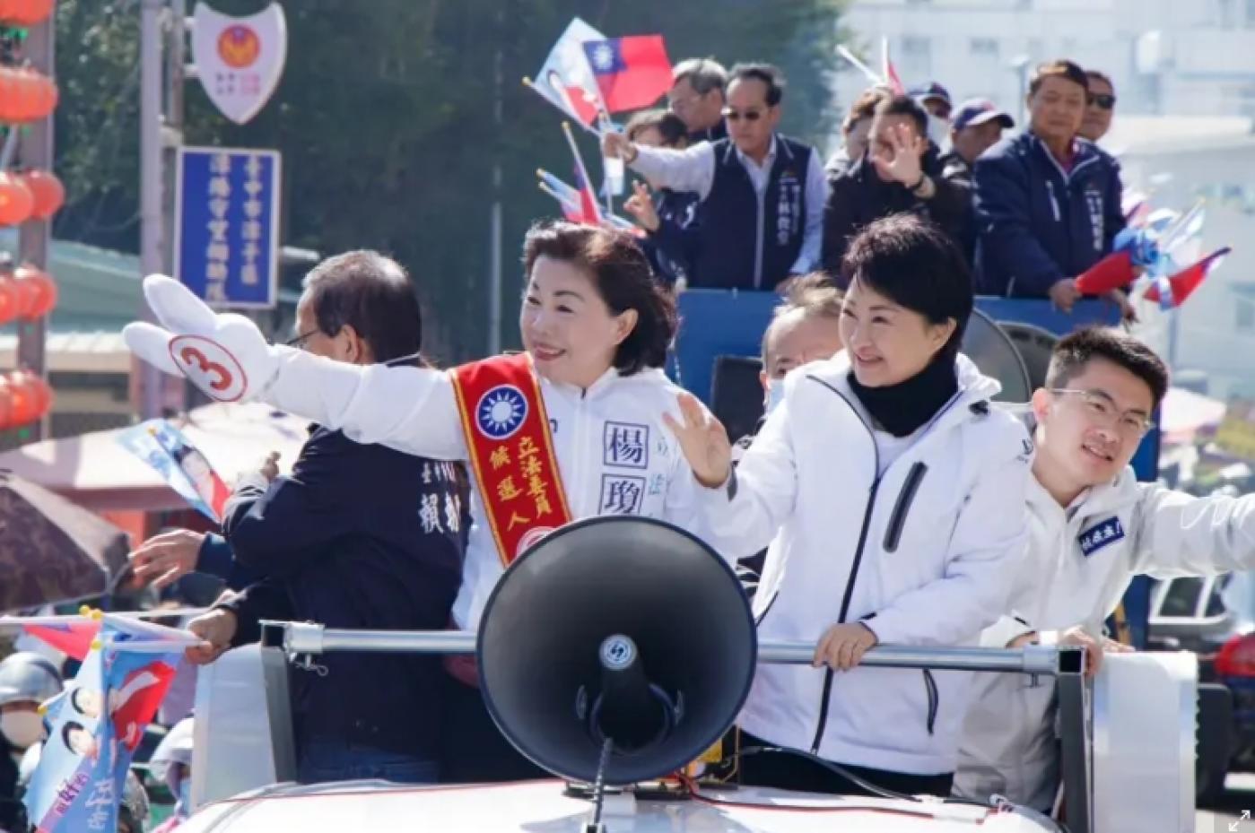 盧秀燕（右）7日陪同黨籍立委選人楊瓊瓔車掃。楊瓊瓔競總提供