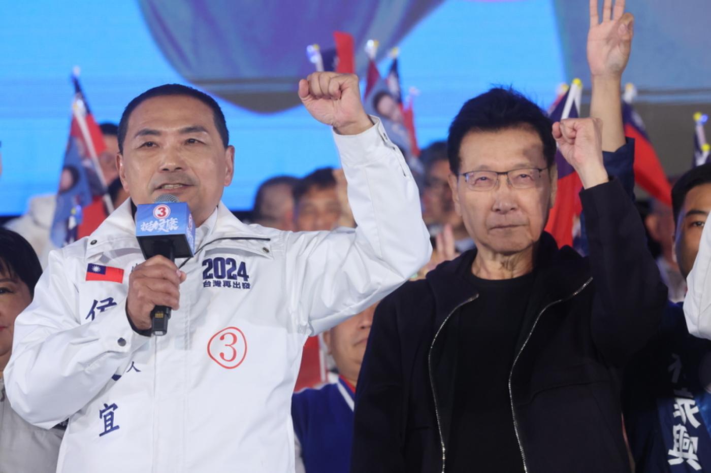 國民黨正副總統候選人侯友宜（左）、趙少康（右）8日出席台中造勢晚會，高喊「凍蒜」口號，全力催票。中央社