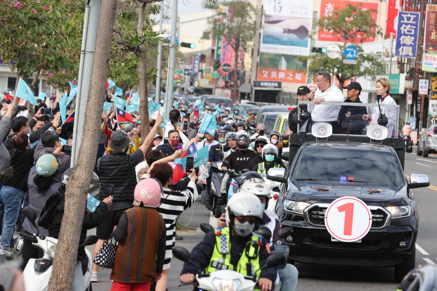 柯文哲在台南車隊掃街，受到支持者熱烈歡迎。讀者提供