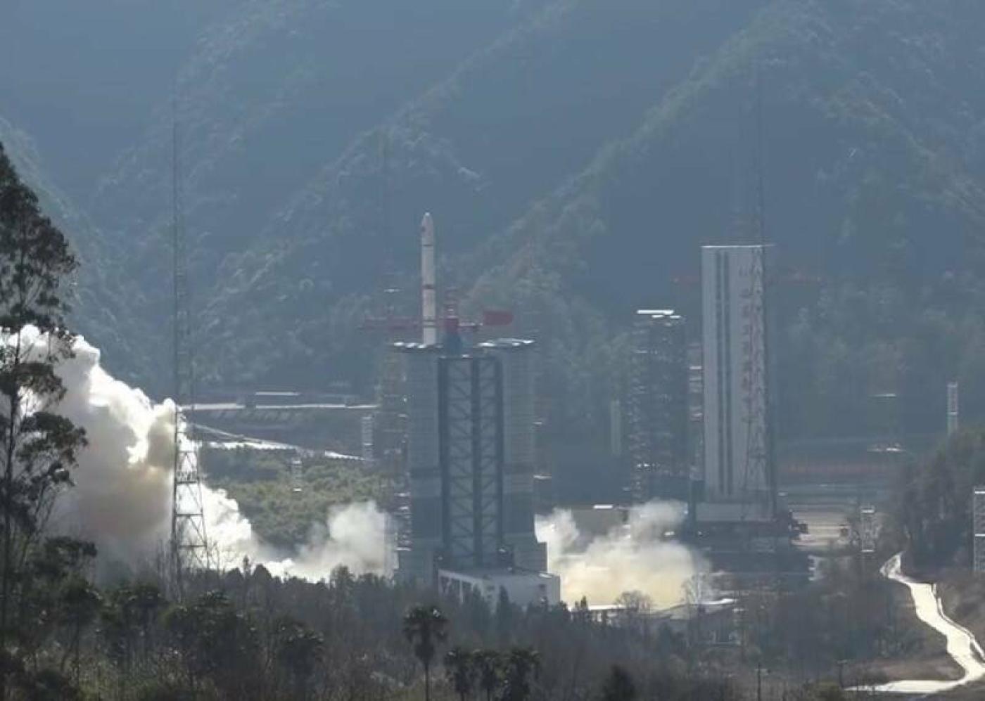 中國發射長征2號丙火箭，經過我國南部上空，國防部9日發布國家級警報。翻攝央視微博