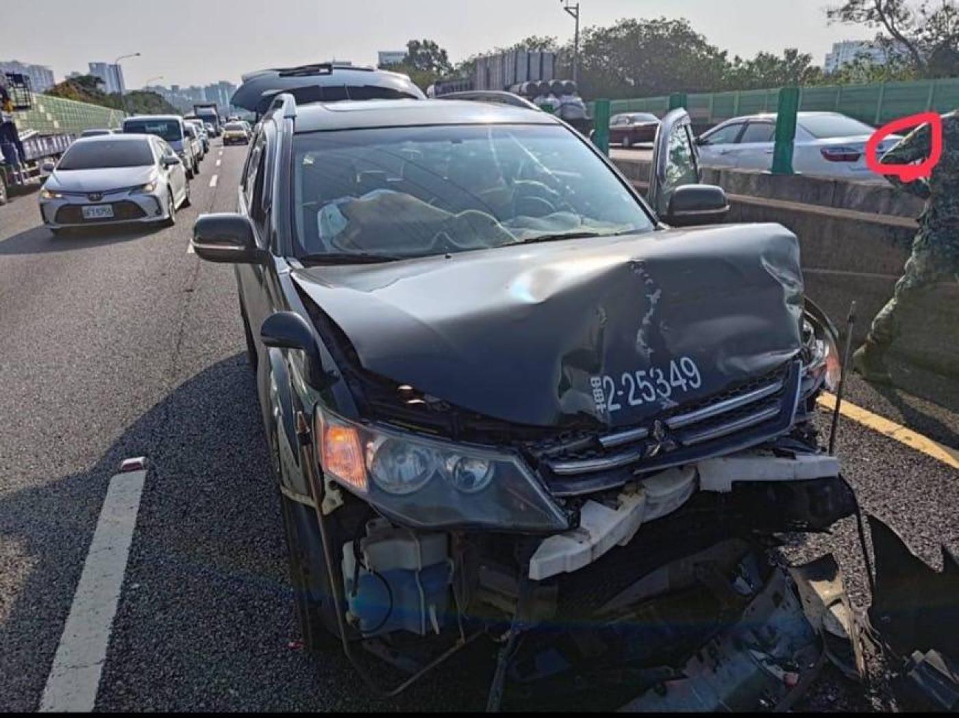 戰督車追撞前車事故照。翻攝「靠北長官永不停止」臉書粉絲頁
