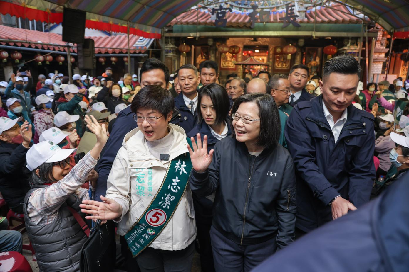 蔡英文10日到新竹攜手民進黨立委候選人林志潔造勢，受到支持者熱烈歡迎。翻攝林智堅臉書